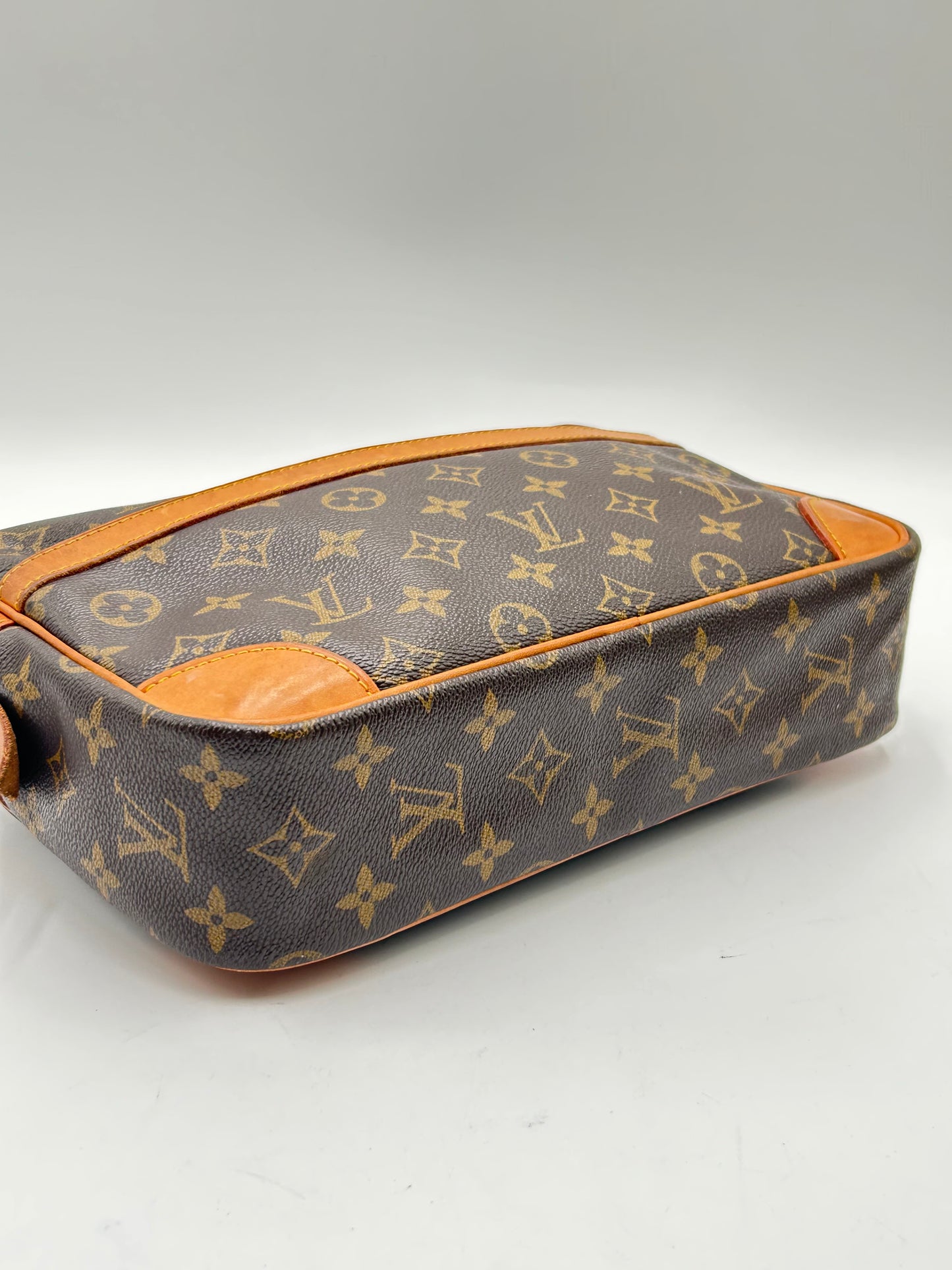 Authentic 1989 Louis Vuitton Monogram Trocadero 28 Crossbody