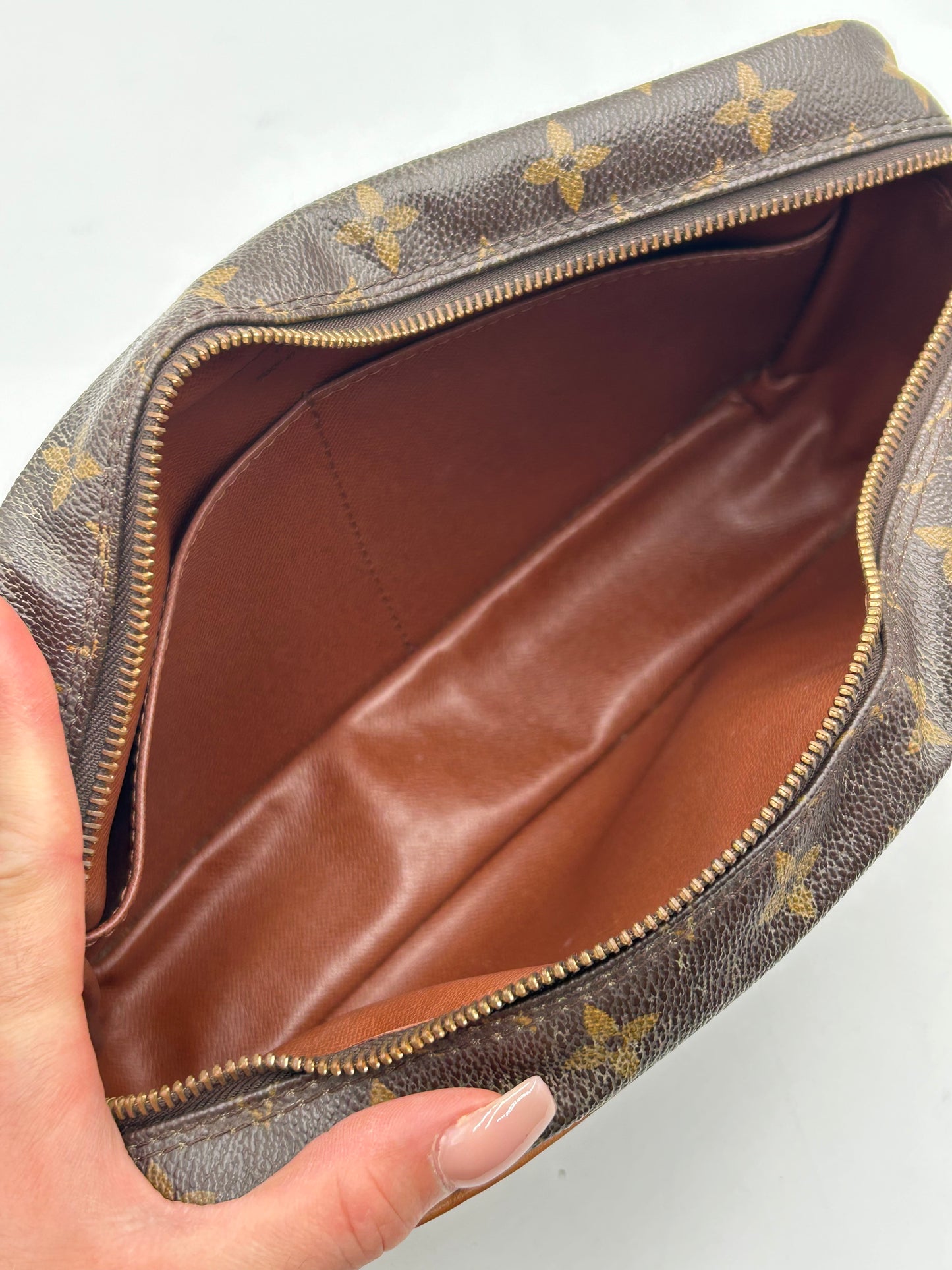 Authentic 1989 Louis Vuitton Monogram Trocadero 28 Crossbody