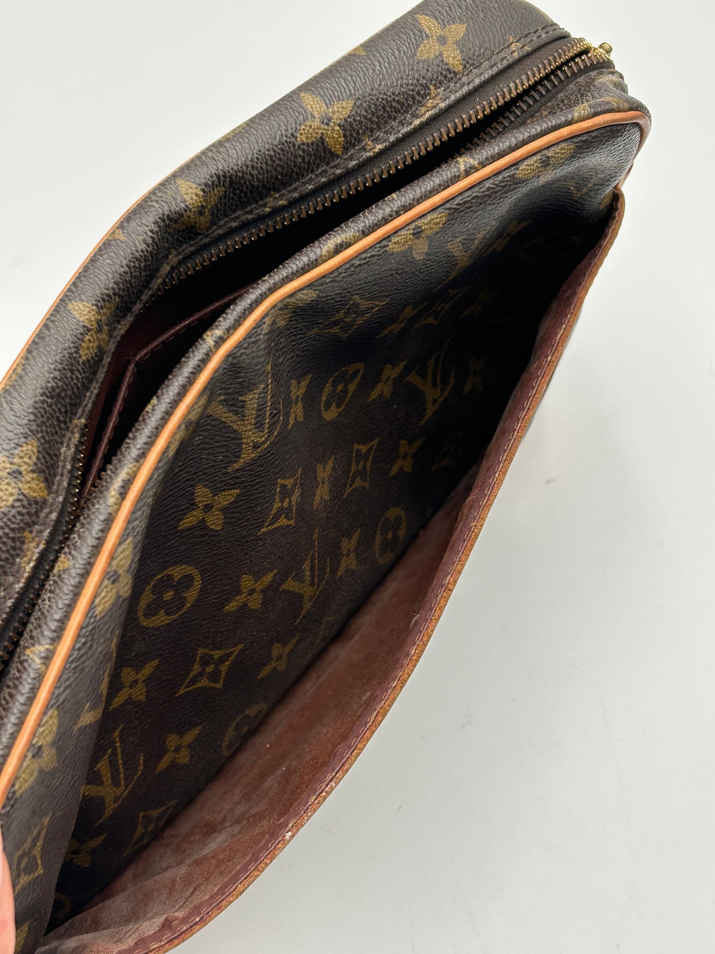 Authentic 1989 Louis Vuitton Monogram Trocadero 28 Crossbody