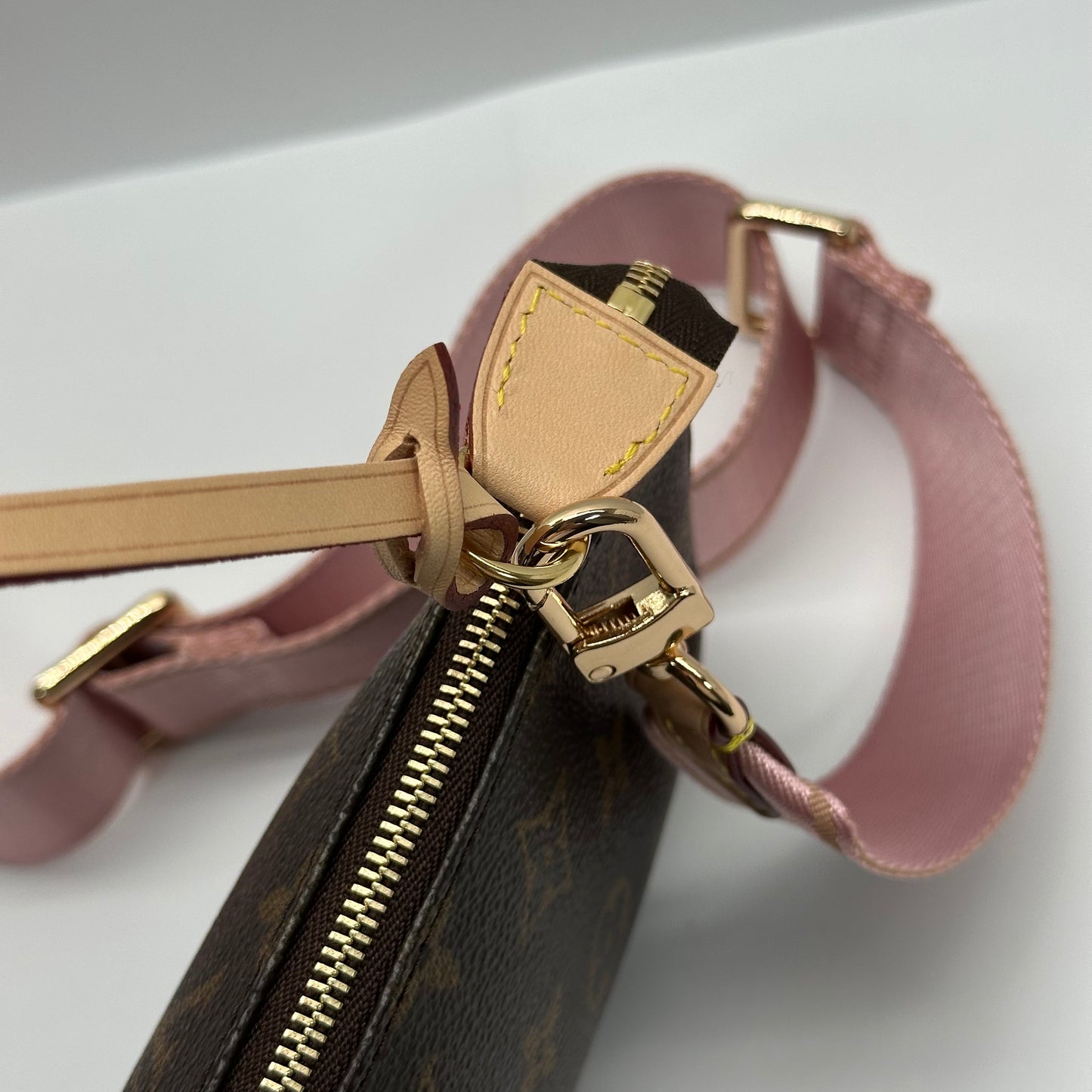 Authentic 2000 Louis Vuitton Monogram Pochette Accessoires Crossbody