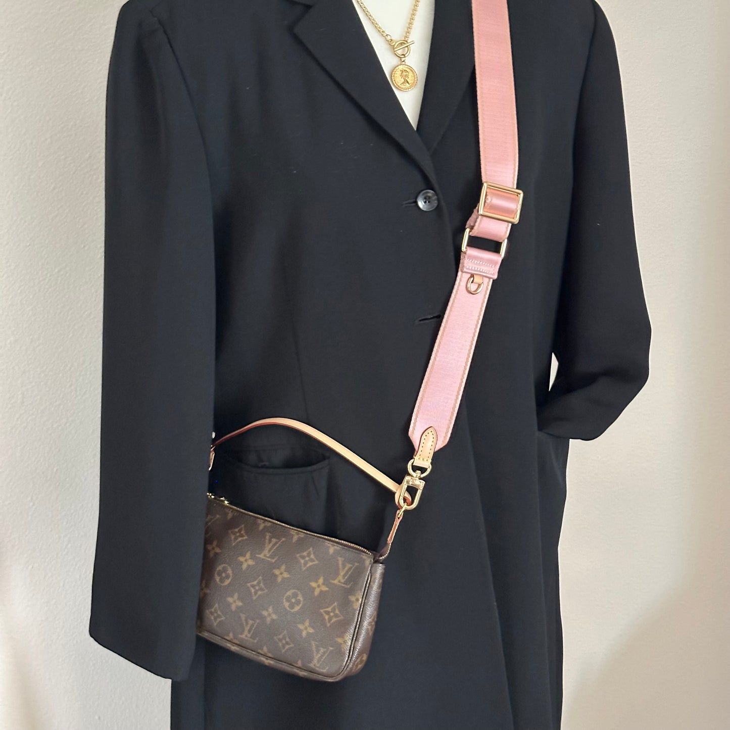 Authentic 2000 Louis Vuitton Monogram Pochette Accessoires Crossbody
