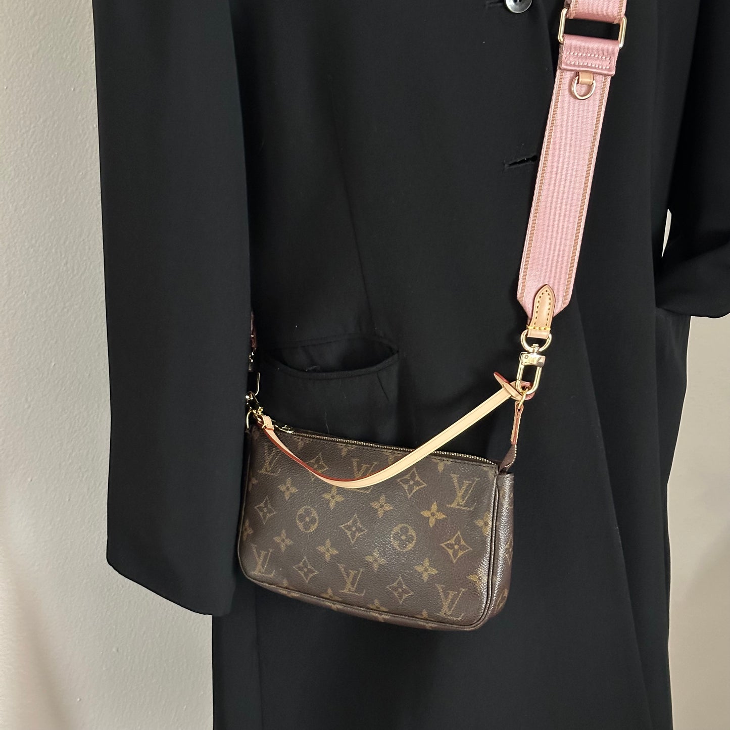 Authentic 2000 Louis Vuitton Monogram Pochette Accessoires Crossbody