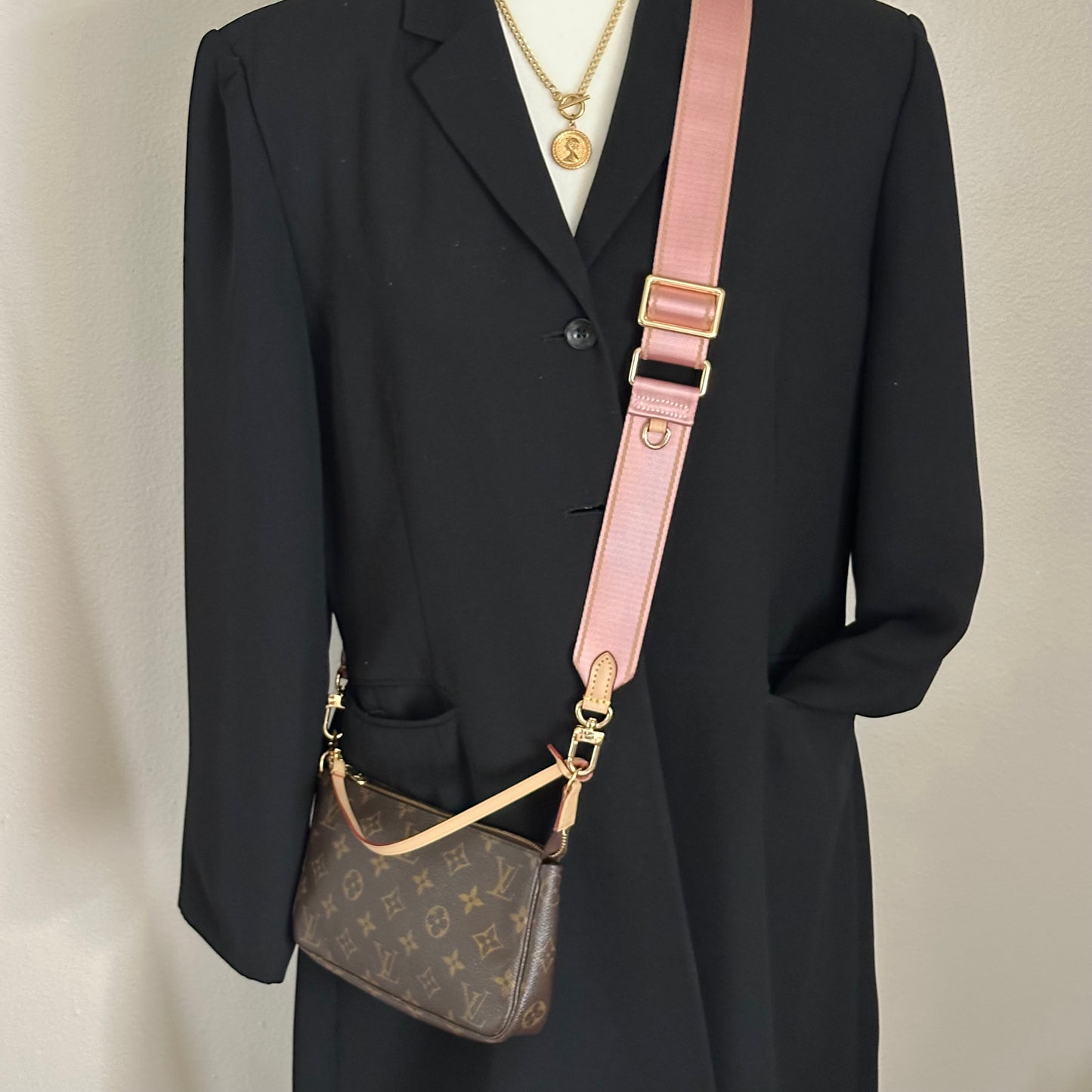 Authentic 2000 Louis Vuitton Monogram Pochette Accessoires Crossbody