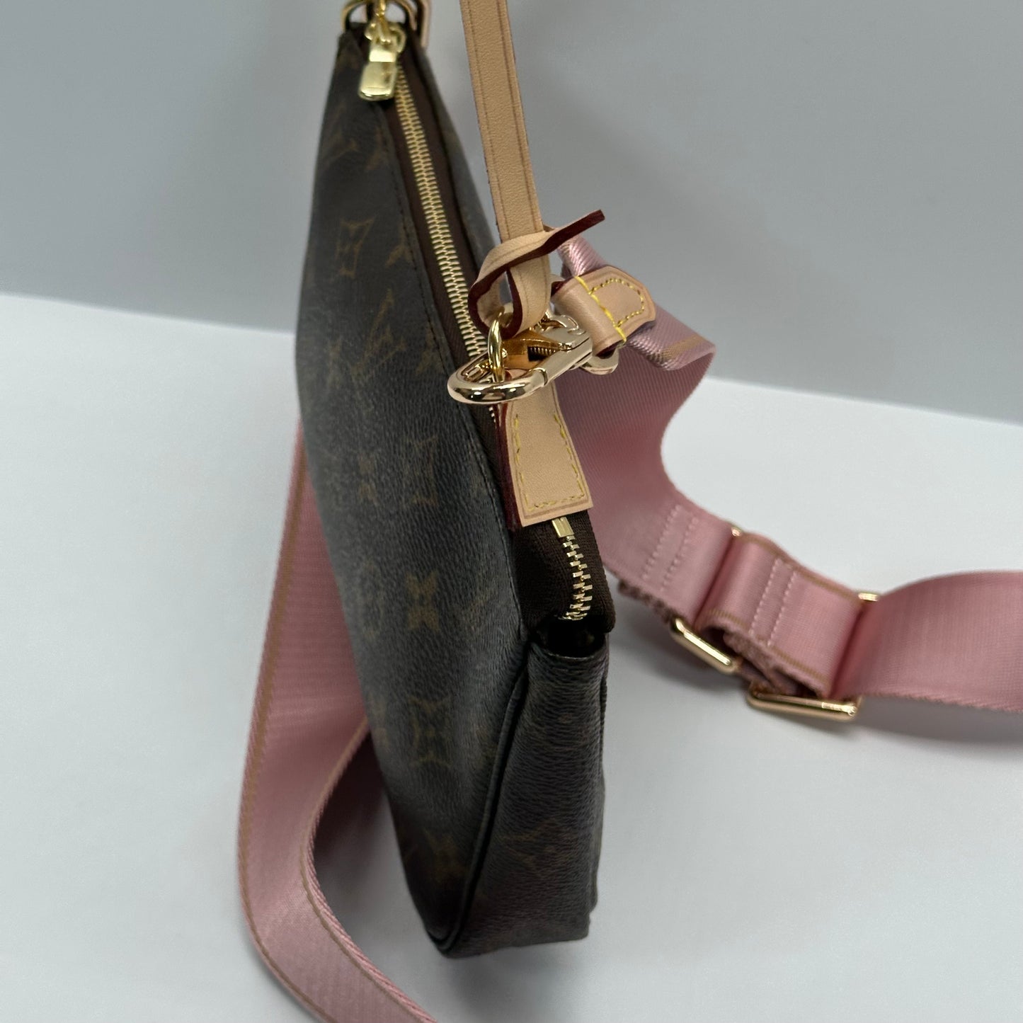 Authentic 2000 Louis Vuitton Monogram Pochette Accessoires Crossbody