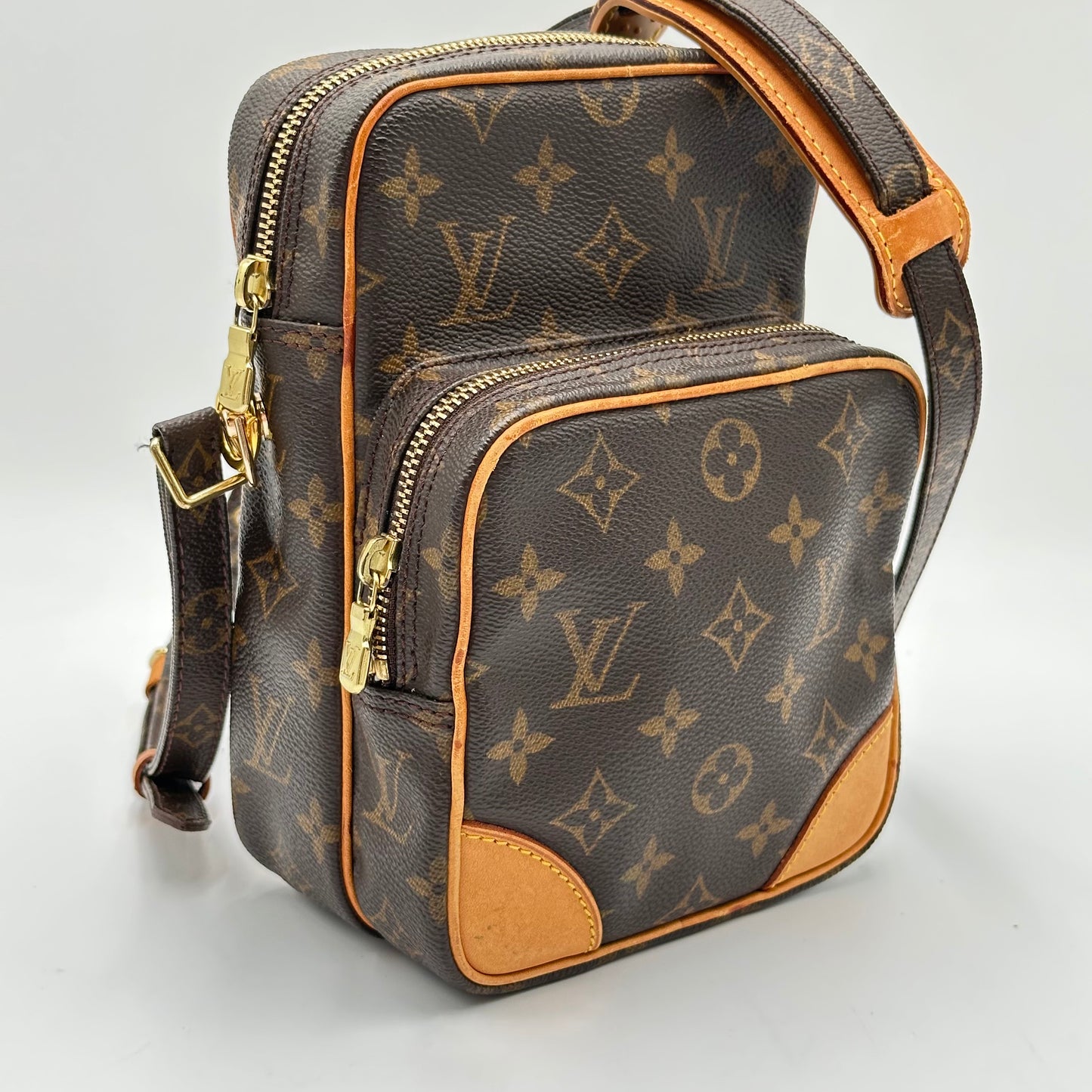 Authentic Louis Vuitton 1999 Monogram Amazone MM Crossbody
