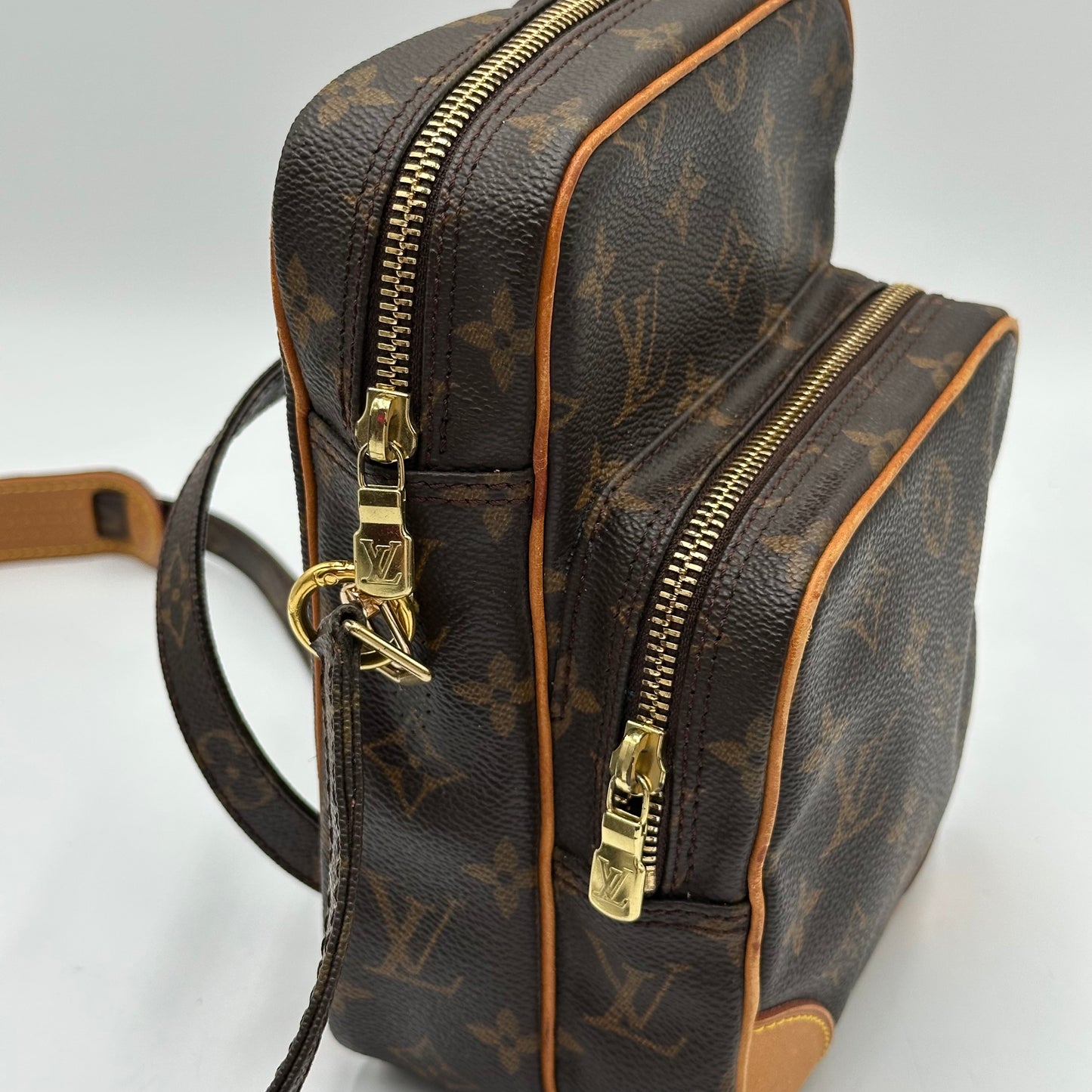 Authentic Louis Vuitton 1999 Monogram Amazone MM Crossbody