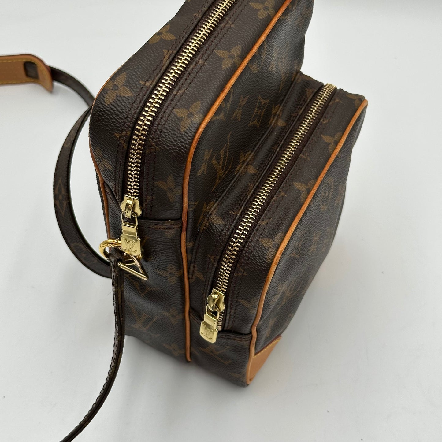 Authentic Louis Vuitton 1999 Monogram Amazone MM Crossbody