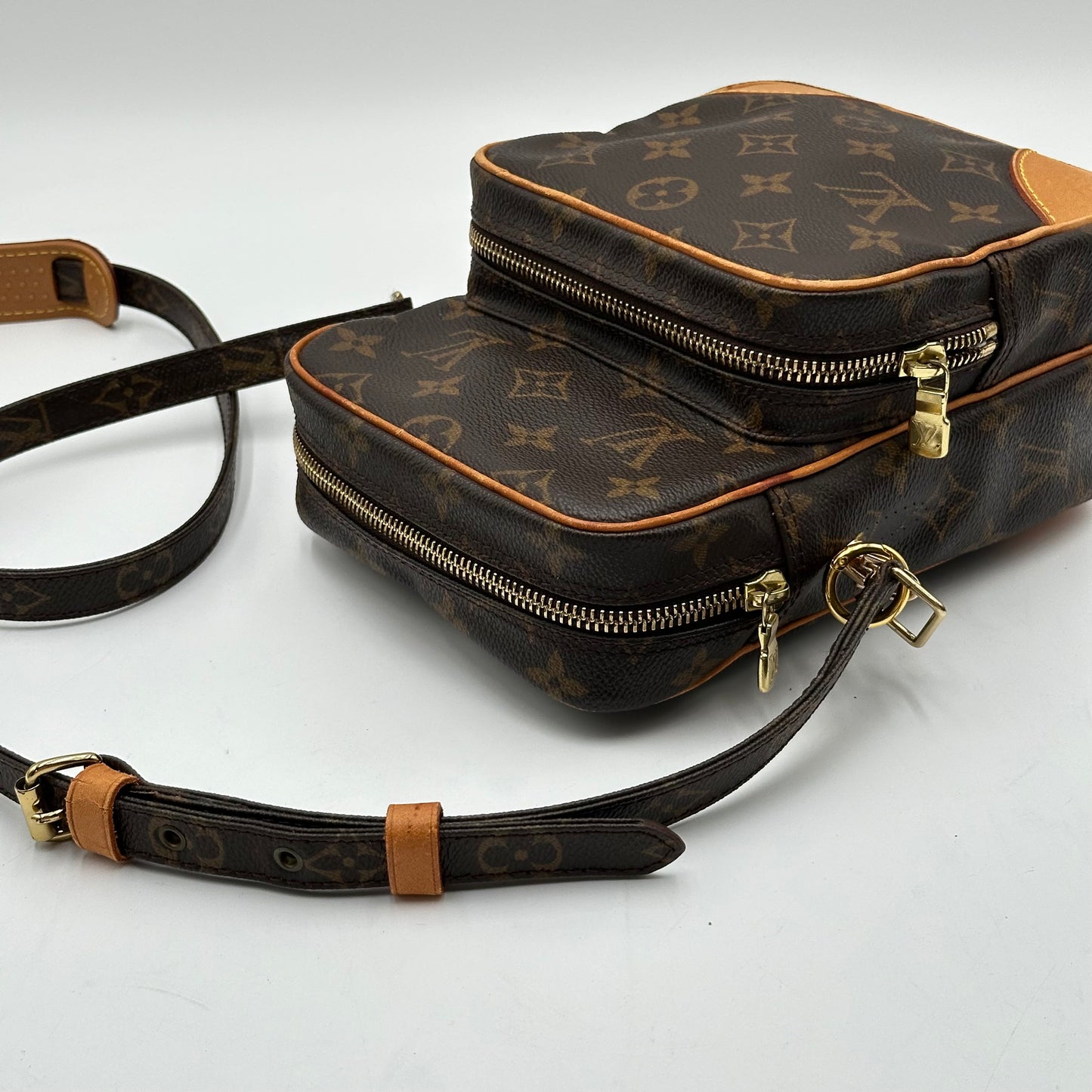 Authentic Louis Vuitton 1999 Monogram Amazone MM Crossbody