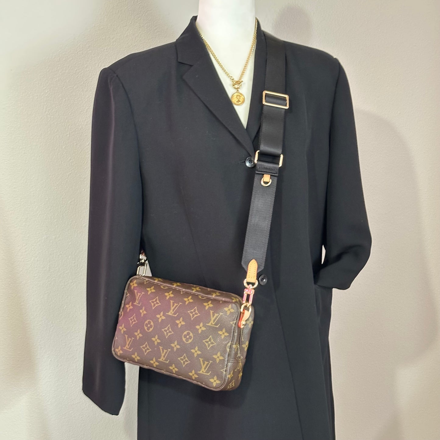 Authentic 1988 Louis Vuitton Monogram Trousse 23 Crossbody