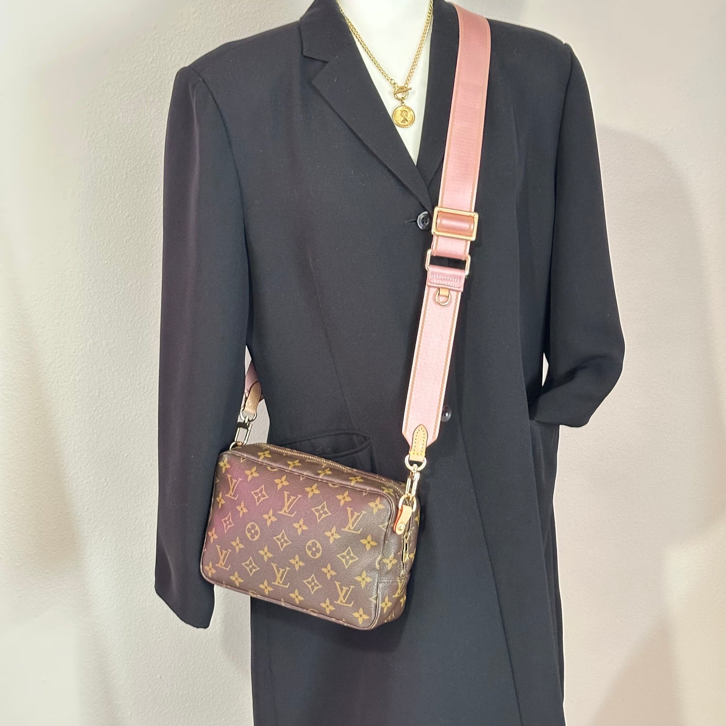 Authentic 1988 Louis Vuitton Monogram Trousse 23 Crossbody