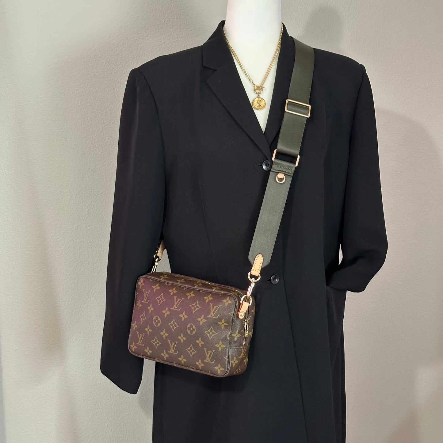 Authentic 1988 Louis Vuitton Monogram Trousse 23 Crossbody