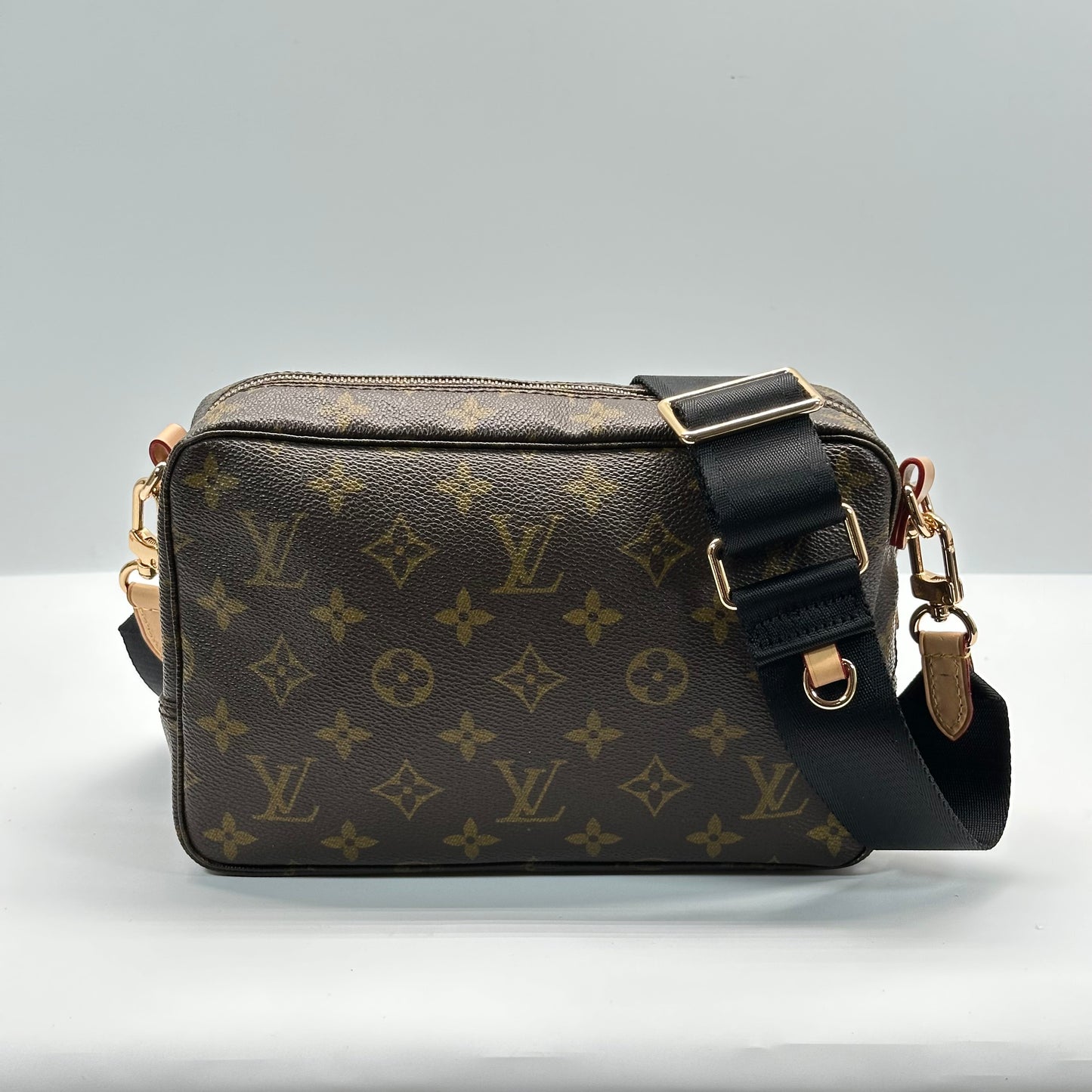 Authentic 1988 Louis Vuitton Monogram Trousse 23 Crossbody