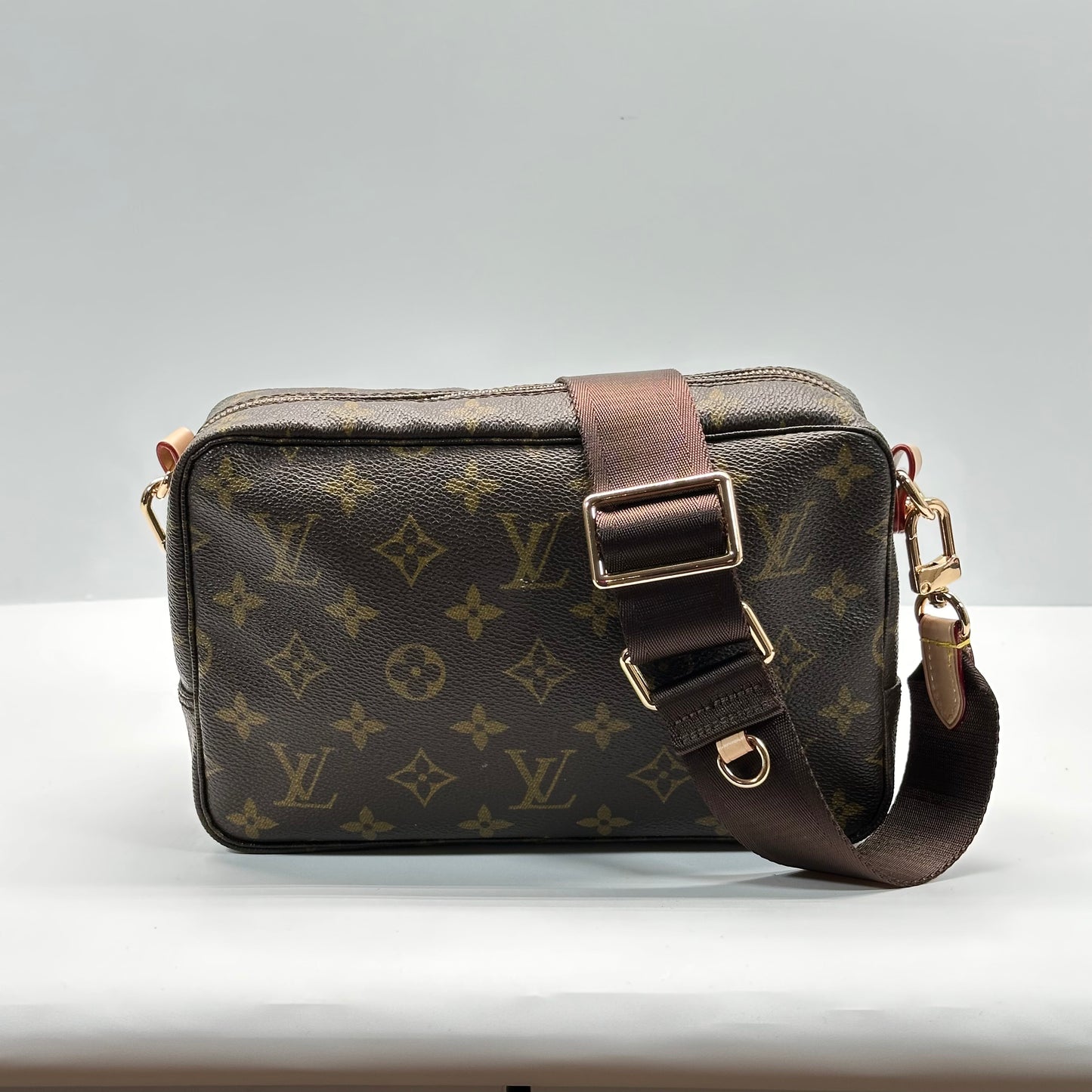 Authentic 1988 Louis Vuitton Monogram Trousse 23 Crossbody