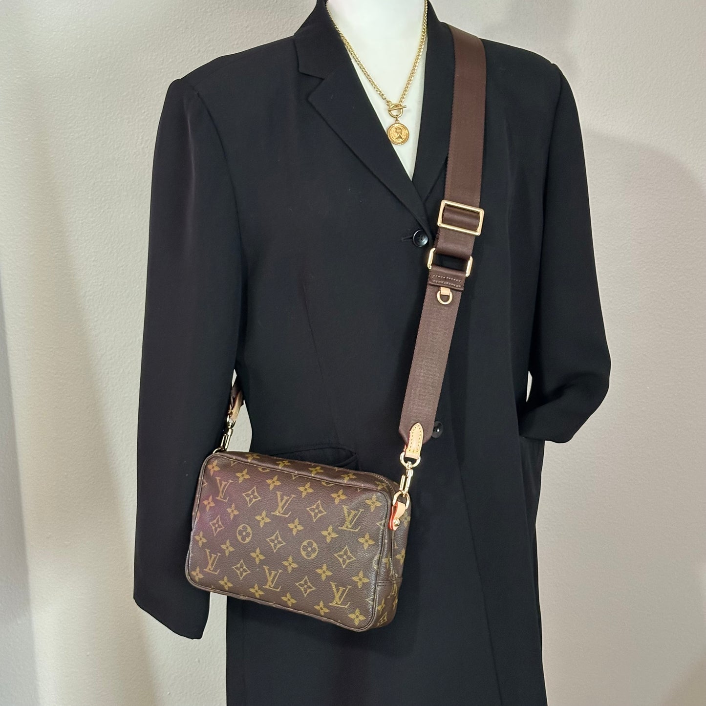 Authentic 1988 Louis Vuitton Monogram Trousse 23 Crossbody