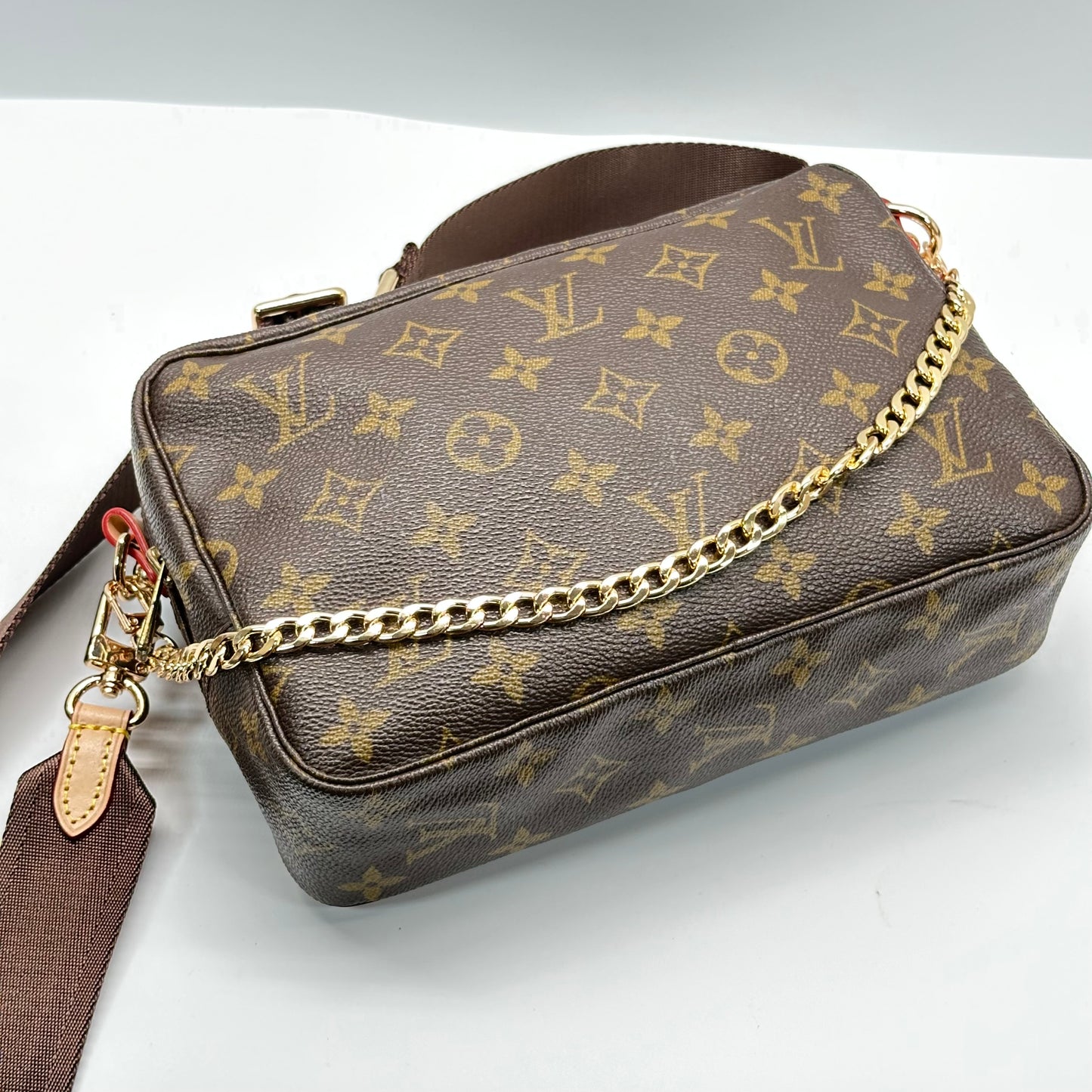Authentic 1988 Louis Vuitton Monogram Trousse 23 Crossbody