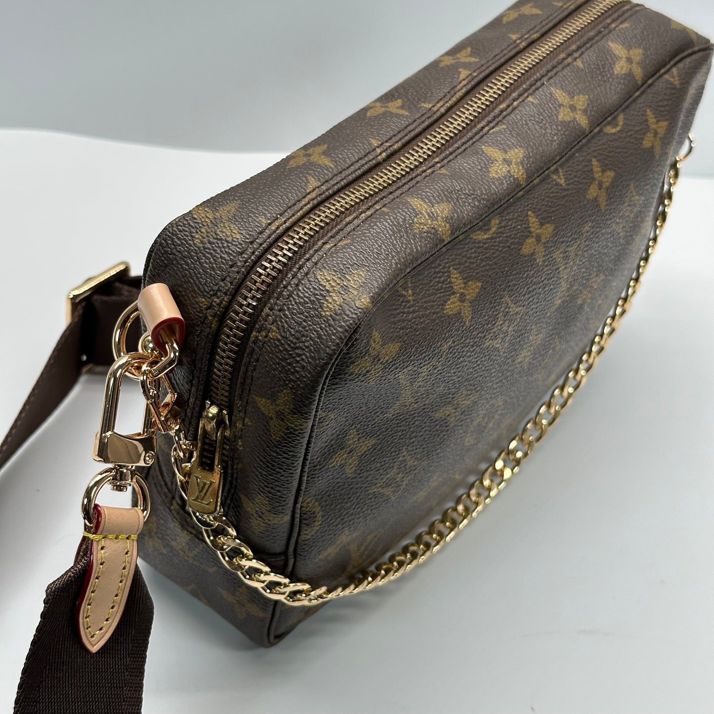 Authentic 1988 Louis Vuitton Monogram Trousse 23 Crossbody