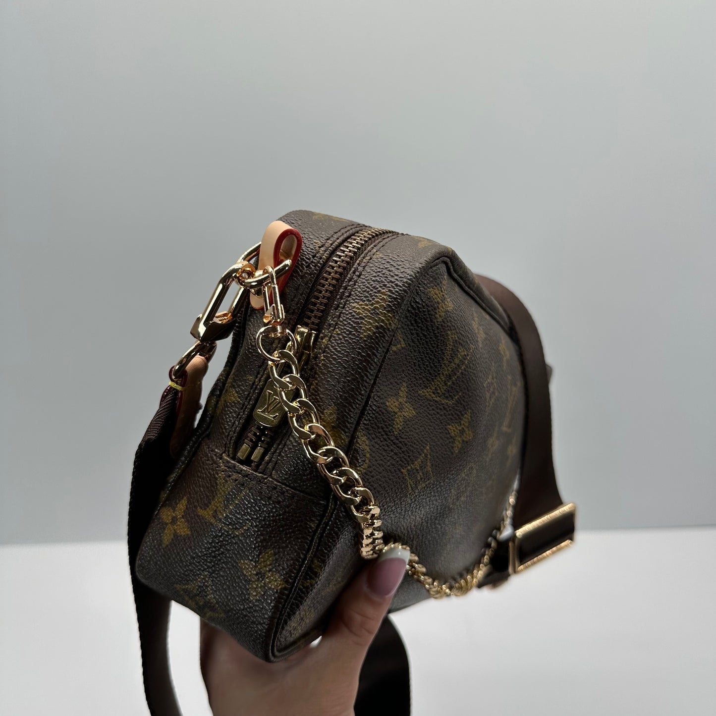 Authentic 1988 Louis Vuitton Monogram Trousse 23 Crossbody