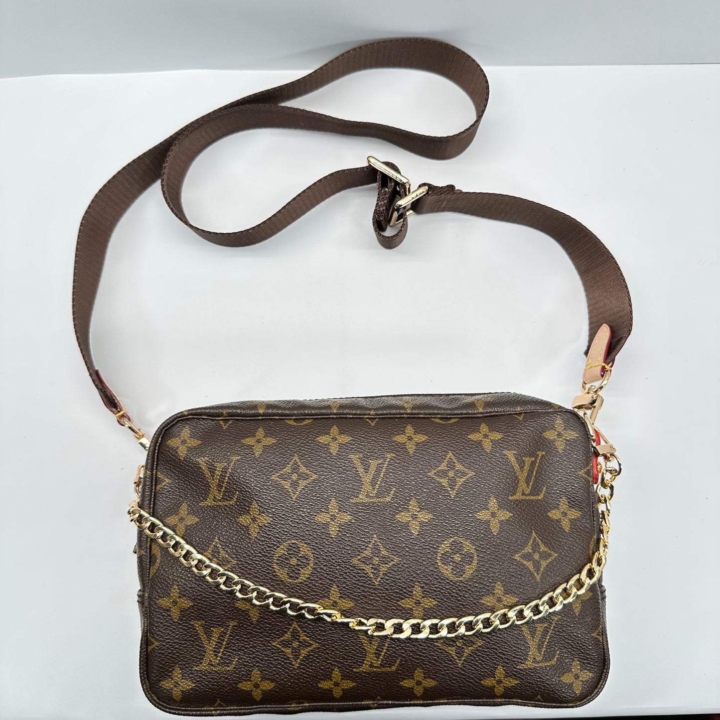 Authentic 1988 Louis Vuitton Monogram Trousse 23 Crossbody