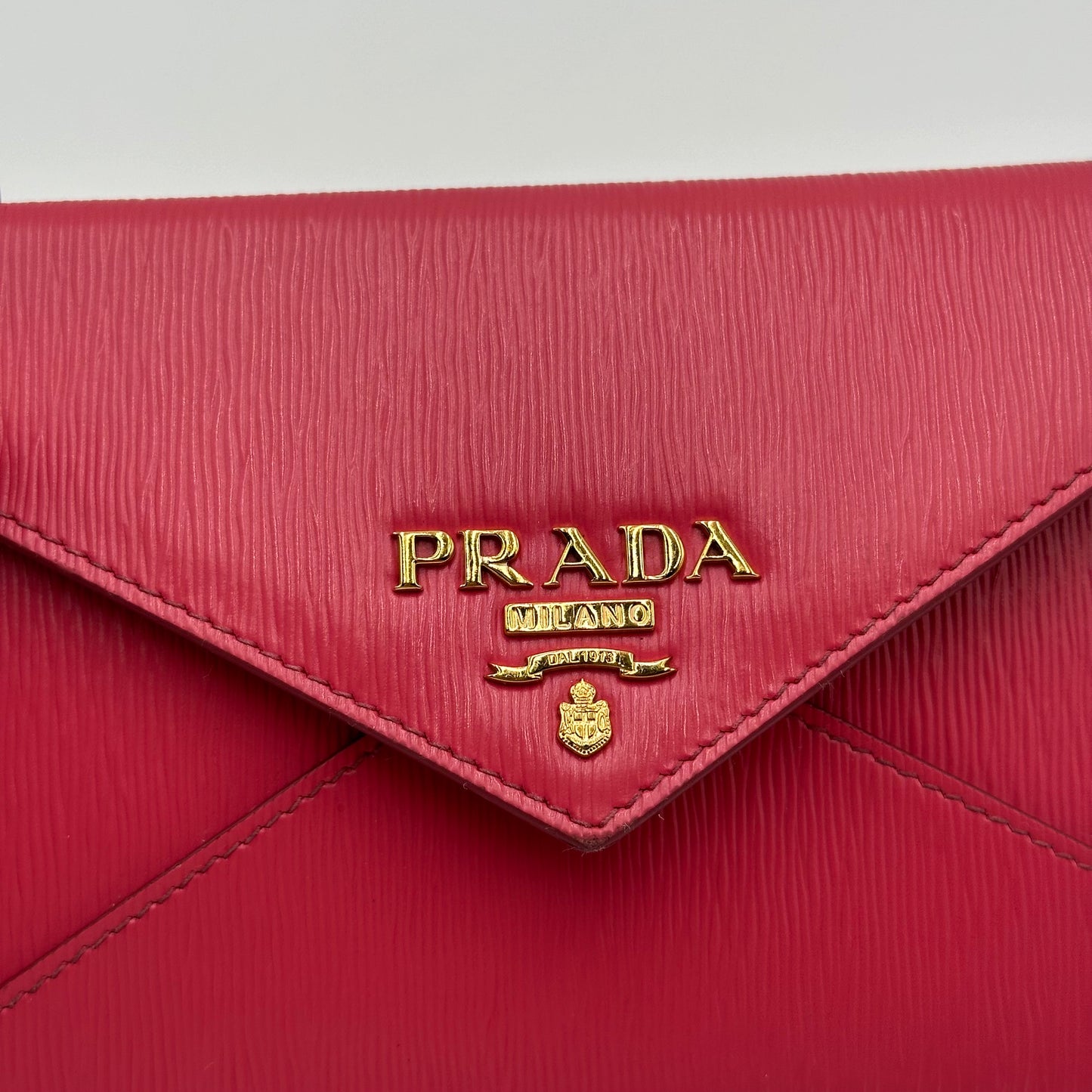 Authentic PRADA 𝑭𝒖𝒄𝒉𝒔𝒊𝒂 𝑺𝒂𝒇𝒇𝒊𝒂𝒏𝒐 𝑬𝒏𝒗𝒆𝒍𝒐𝒑𝒆 𝑾𝒂𝒍𝒍𝒆𝒕 𝑪𝒓𝒐𝒔𝒔𝒃𝒐𝒅𝒚