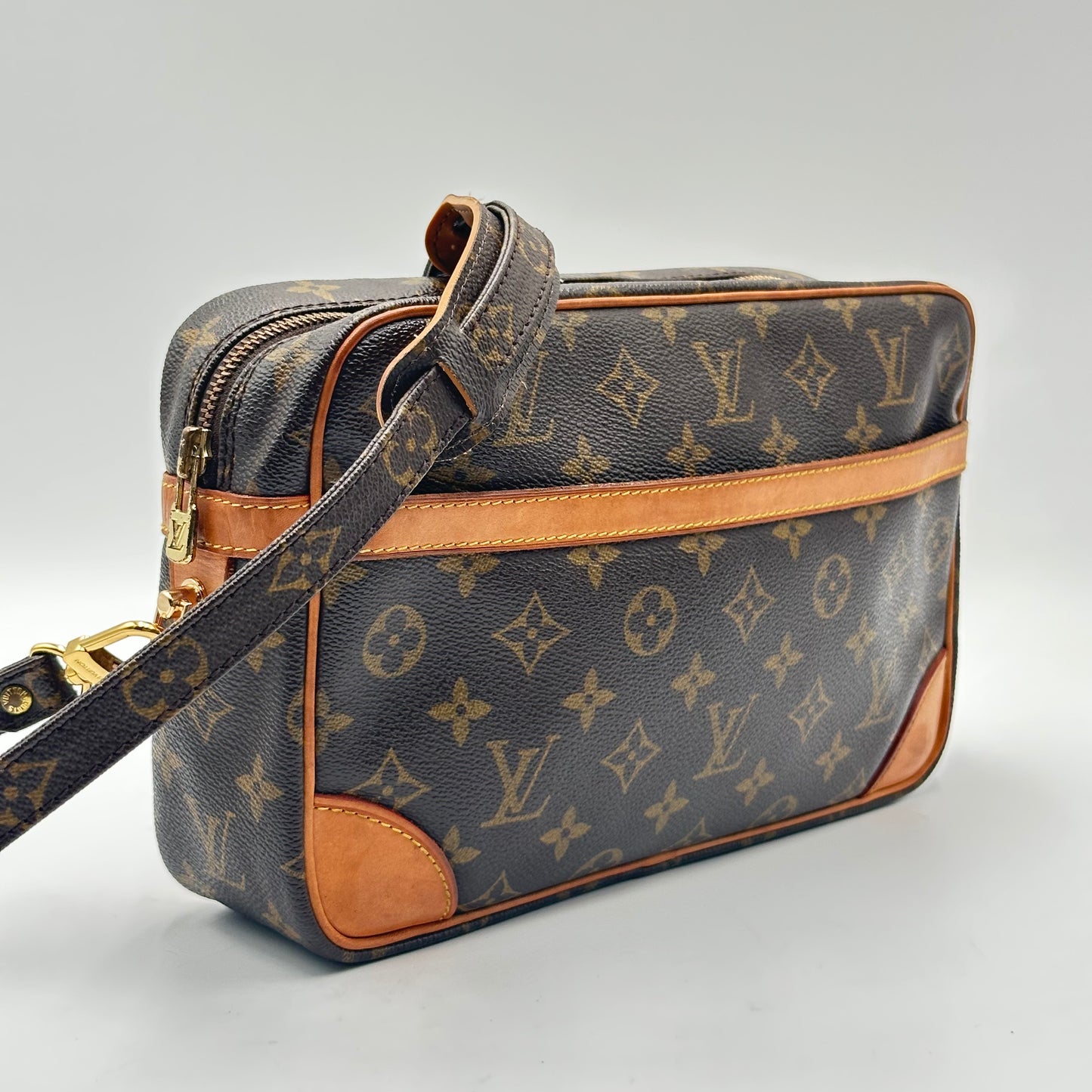 Authentic 1989 Louis Vuitton Monogram Trocadero 28 Crossbody