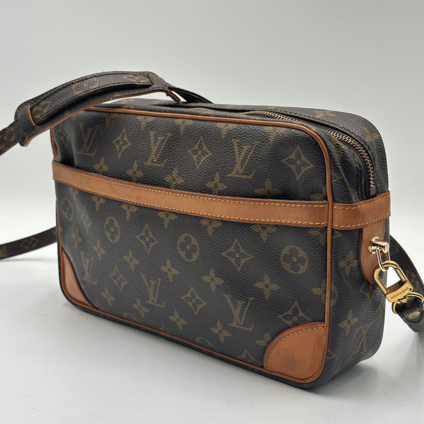 Authentic 1989 Louis Vuitton Monogram Trocadero 28 Crossbody