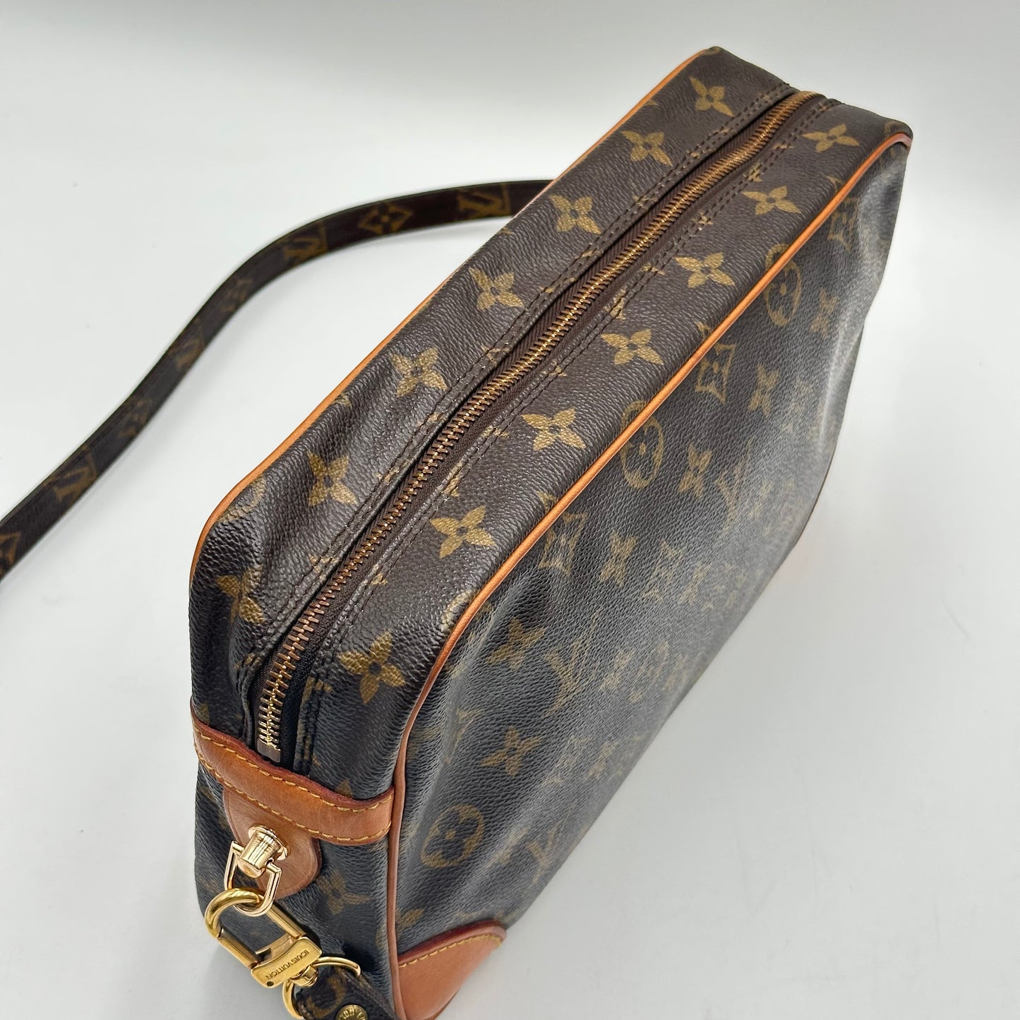 Authentic 1989 Louis Vuitton Monogram Trocadero 28 Crossbody