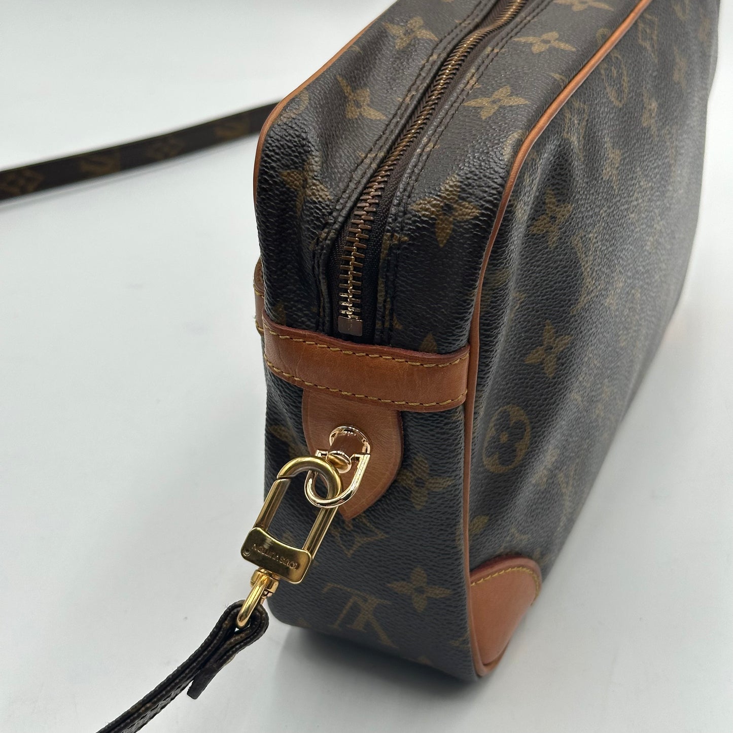 Authentic 1989 Louis Vuitton Monogram Trocadero 28 Crossbody