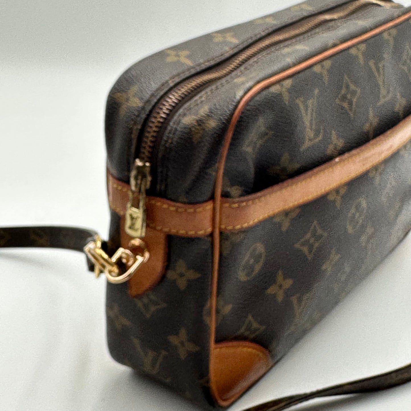 Authentic 1989 Louis Vuitton Monogram Trocadero 28 Crossbody