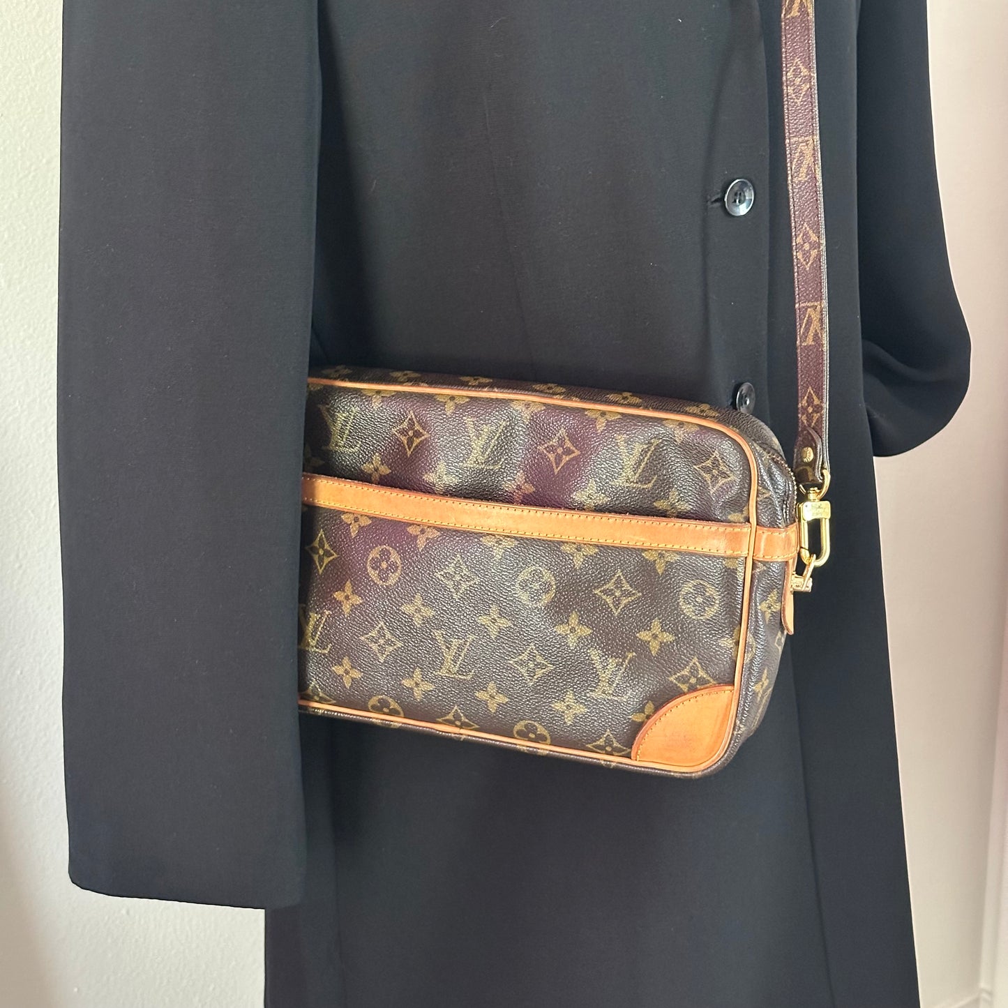 Authentic 1989 Louis Vuitton Monogram Trocadero 28 Crossbody