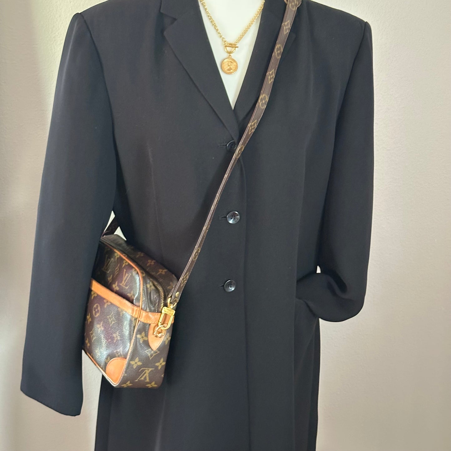 Authentic 1989 Louis Vuitton Monogram Trocadero 28 Crossbody