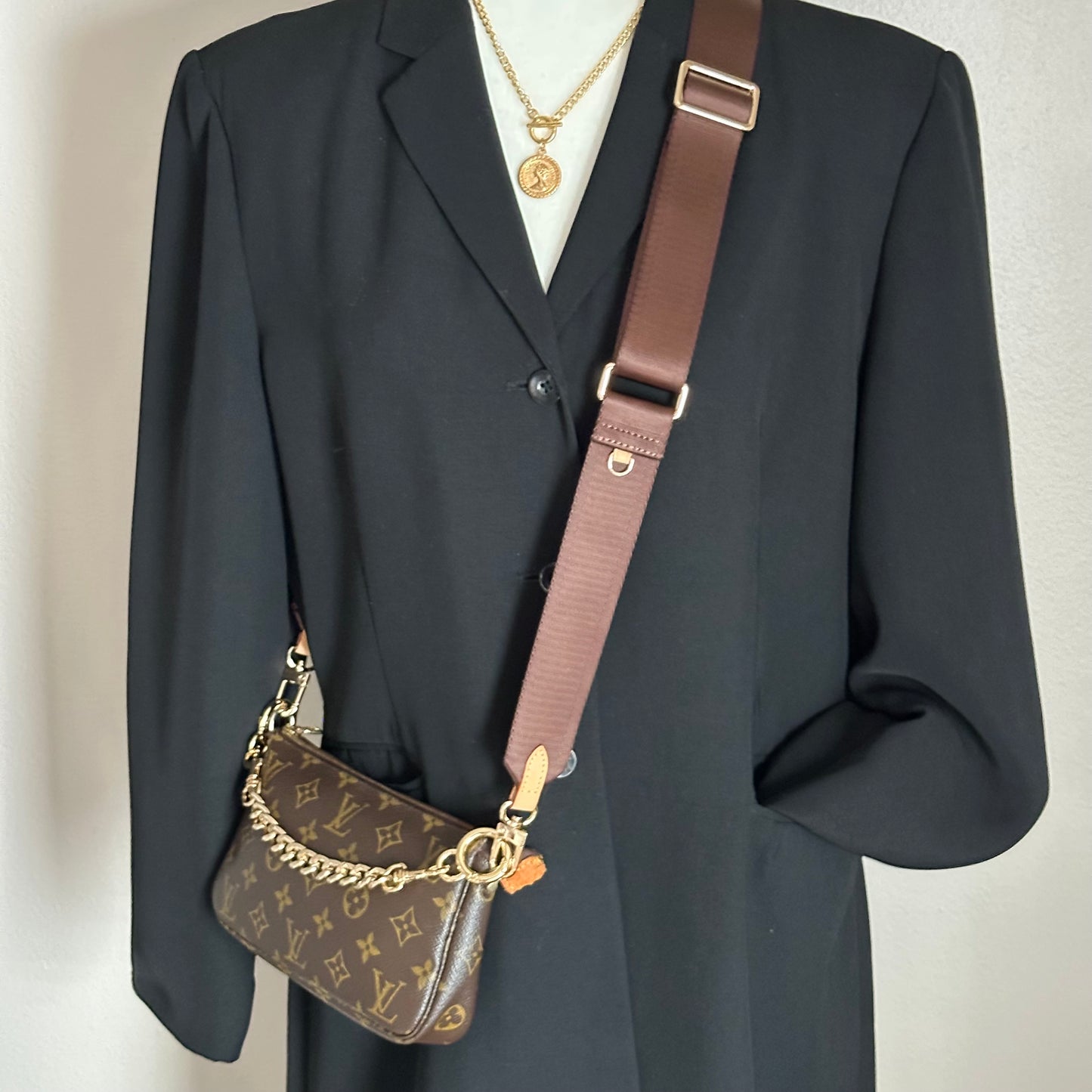 Authentic Louis Vuitton 2002 Monogram Pochette Accessoires Crossbody