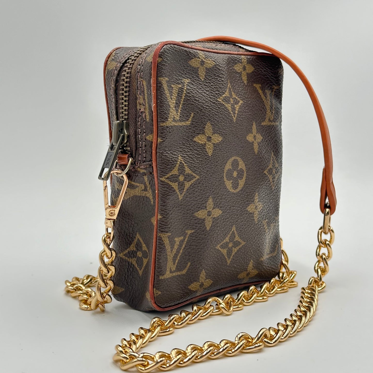 Authentic Louis Vuitton 𝑴𝒐𝒏𝒐𝒈𝒓𝒂𝒎 𝑫𝒂𝒏𝒖𝒃𝒆 𝑴𝒊𝒏𝒊 𝑪𝒓𝒐𝒔𝒔𝒃𝒐𝒅𝒚