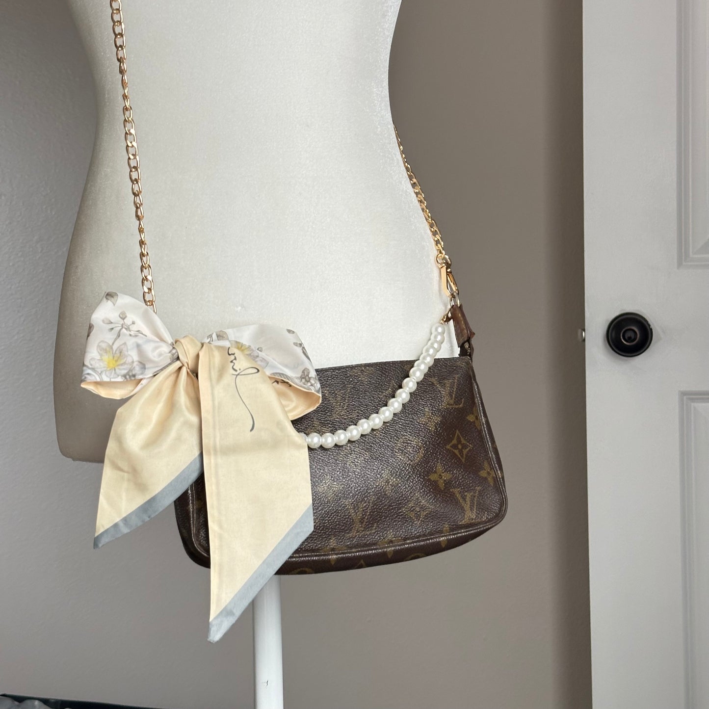 Authentic Louis Vuitton 1993 Monogram Pochette Accessoires Crossbody