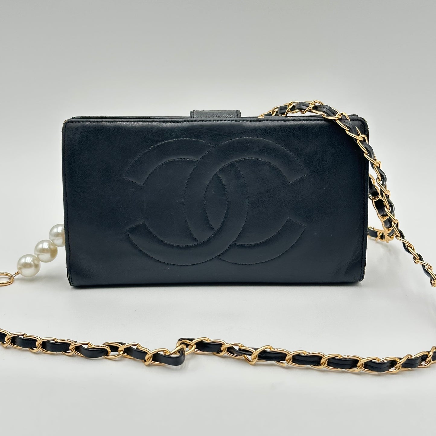 Authentic CHANEL 𝑩𝒍𝒂𝒄𝒌 𝑪𝑪 𝑳𝒂𝒎𝒃𝒔𝒌𝒊𝒏 𝑲𝒊𝒔𝒔𝒍𝒐𝒄𝒌 𝑾𝒂𝒍𝒍𝒆𝒕 𝑪𝒓𝒐𝒔𝒔𝒃𝒐𝒅𝒚