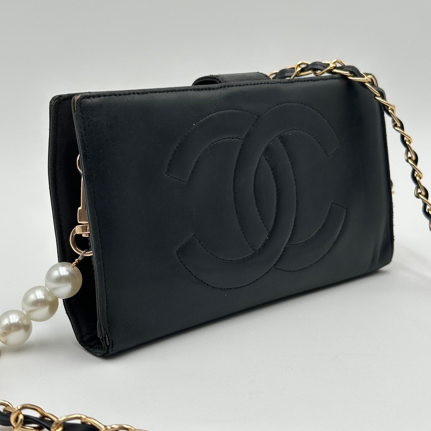 Authentic CHANEL 𝑩𝒍𝒂𝒄𝒌 𝑪𝑪 𝑳𝒂𝒎𝒃𝒔𝒌𝒊𝒏 𝑲𝒊𝒔𝒔𝒍𝒐𝒄𝒌 𝑾𝒂𝒍𝒍𝒆𝒕 𝑪𝒓𝒐𝒔𝒔𝒃𝒐𝒅𝒚