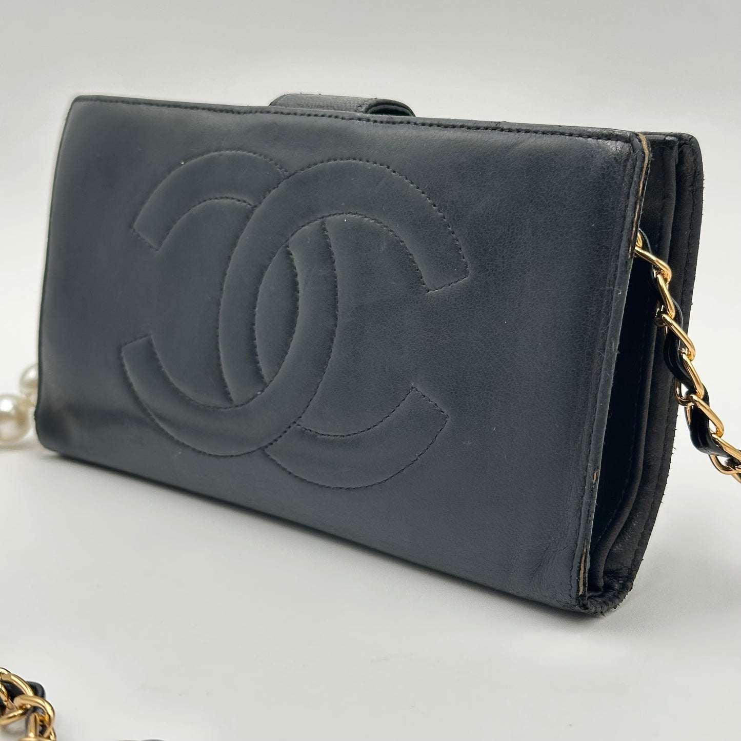 Authentic CHANEL 𝑩𝒍𝒂𝒄𝒌 𝑪𝑪 𝑳𝒂𝒎𝒃𝒔𝒌𝒊𝒏 𝑲𝒊𝒔𝒔𝒍𝒐𝒄𝒌 𝑾𝒂𝒍𝒍𝒆𝒕 𝑪𝒓𝒐𝒔𝒔𝒃𝒐𝒅𝒚