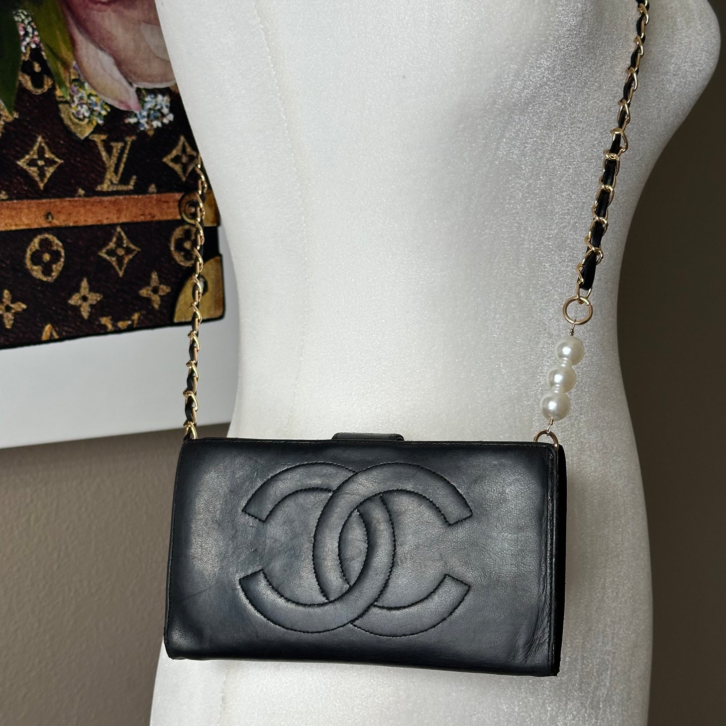 Authentic CHANEL 𝑩𝒍𝒂𝒄𝒌 𝑪𝑪 𝑳𝒂𝒎𝒃𝒔𝒌𝒊𝒏 𝑲𝒊𝒔𝒔𝒍𝒐𝒄𝒌 𝑾𝒂𝒍𝒍𝒆𝒕 𝑪𝒓𝒐𝒔𝒔𝒃𝒐𝒅𝒚