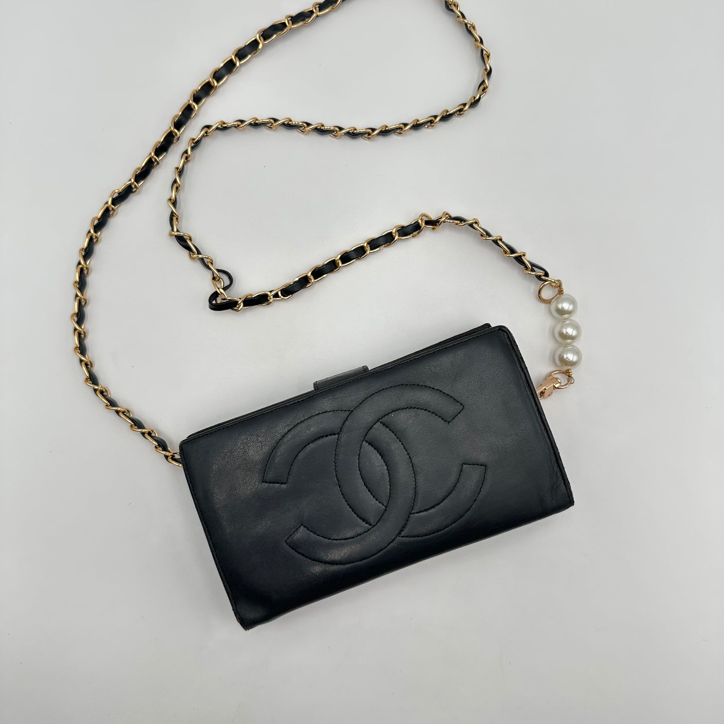 Authentic CHANEL 𝑩𝒍𝒂𝒄𝒌 𝑪𝑪 𝑳𝒂𝒎𝒃𝒔𝒌𝒊𝒏 𝑲𝒊𝒔𝒔𝒍𝒐𝒄𝒌 𝑾𝒂𝒍𝒍𝒆𝒕 𝑪𝒓𝒐𝒔𝒔𝒃𝒐𝒅𝒚