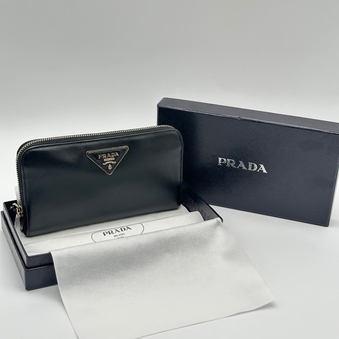 Authentic PRADA 𝑺𝒂𝒇𝒇𝒊𝒂𝒏𝒐 𝑻𝒓𝒊𝒂𝒏𝒈𝒍𝒆 𝒁𝒊𝒑 𝑨𝒓𝒐𝒖𝒏𝒅 𝑾𝒂𝒍𝒍𝒆𝒕 𝑩𝒍𝒂𝒄𝒌