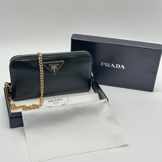 Authentic PRADA 𝑺𝒂𝒇𝒇𝒊𝒂𝒏𝒐 𝑻𝒓𝒊𝒂𝒏𝒈𝒍𝒆 𝒁𝒊𝒑 𝑨𝒓𝒐𝒖𝒏𝒅 𝑾𝒂𝒍𝒍𝒆𝒕 𝑩𝒍𝒂𝒄𝒌