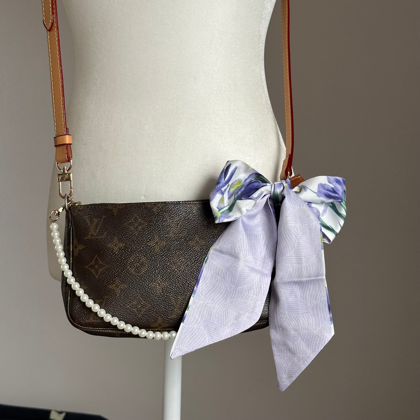 Authentic Louis Vuitton 2000 Monogram Pochette Accessoires Crossbody