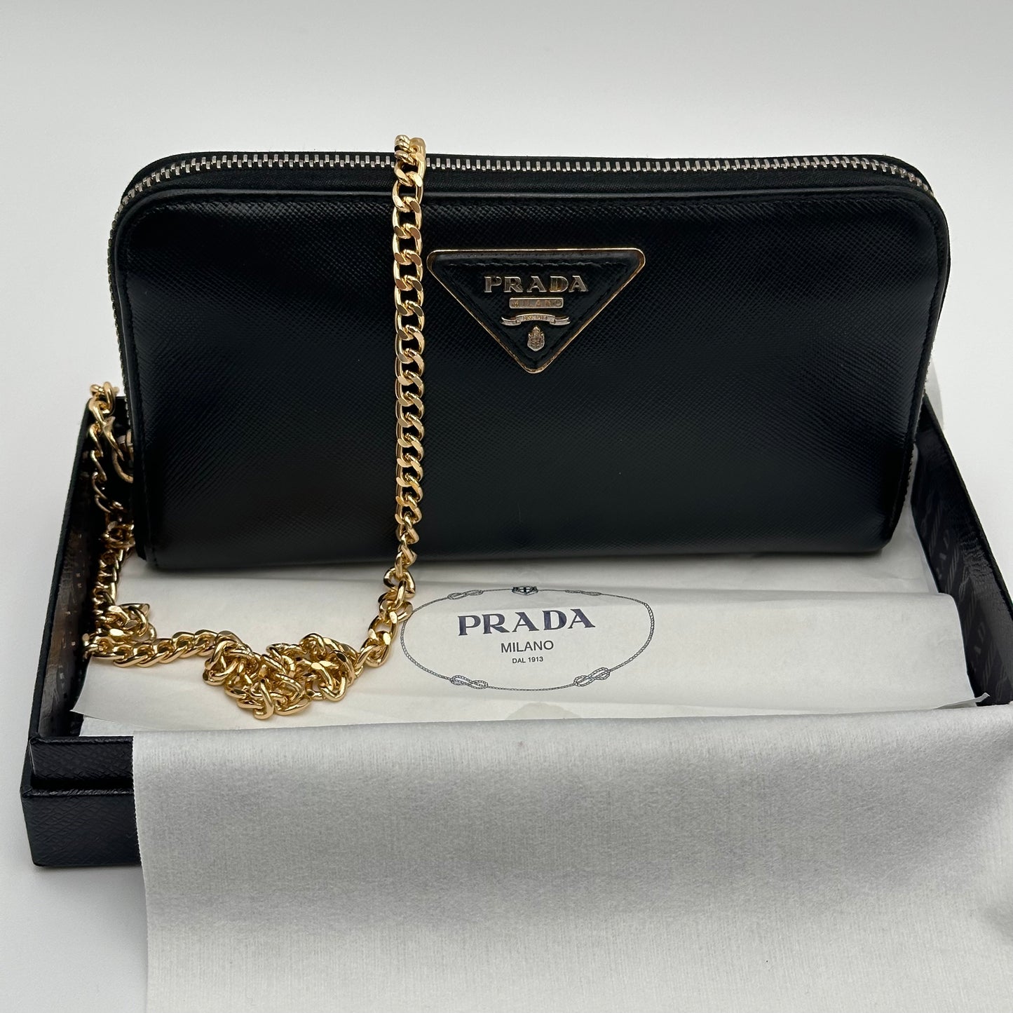 Authentic PRADA 𝑺𝒂𝒇𝒇𝒊𝒂𝒏𝒐 𝑻𝒓𝒊𝒂𝒏𝒈𝒍𝒆 𝒁𝒊𝒑 𝑨𝒓𝒐𝒖𝒏𝒅 𝑾𝒂𝒍𝒍𝒆𝒕 𝑩𝒍𝒂𝒄𝒌