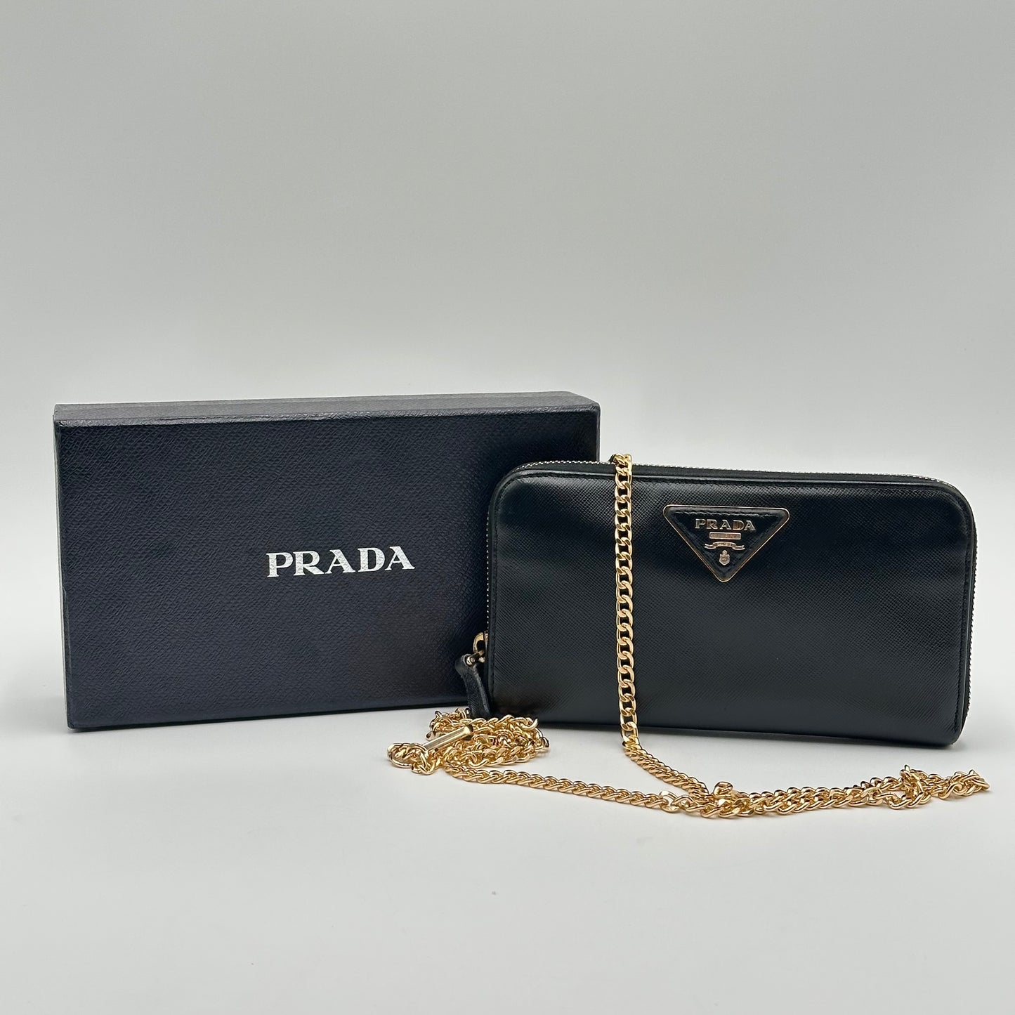 Authentic PRADA 𝑺𝒂𝒇𝒇𝒊𝒂𝒏𝒐 𝑻𝒓𝒊𝒂𝒏𝒈𝒍𝒆 𝒁𝒊𝒑 𝑨𝒓𝒐𝒖𝒏𝒅 𝑾𝒂𝒍𝒍𝒆𝒕 𝑩𝒍𝒂𝒄𝒌