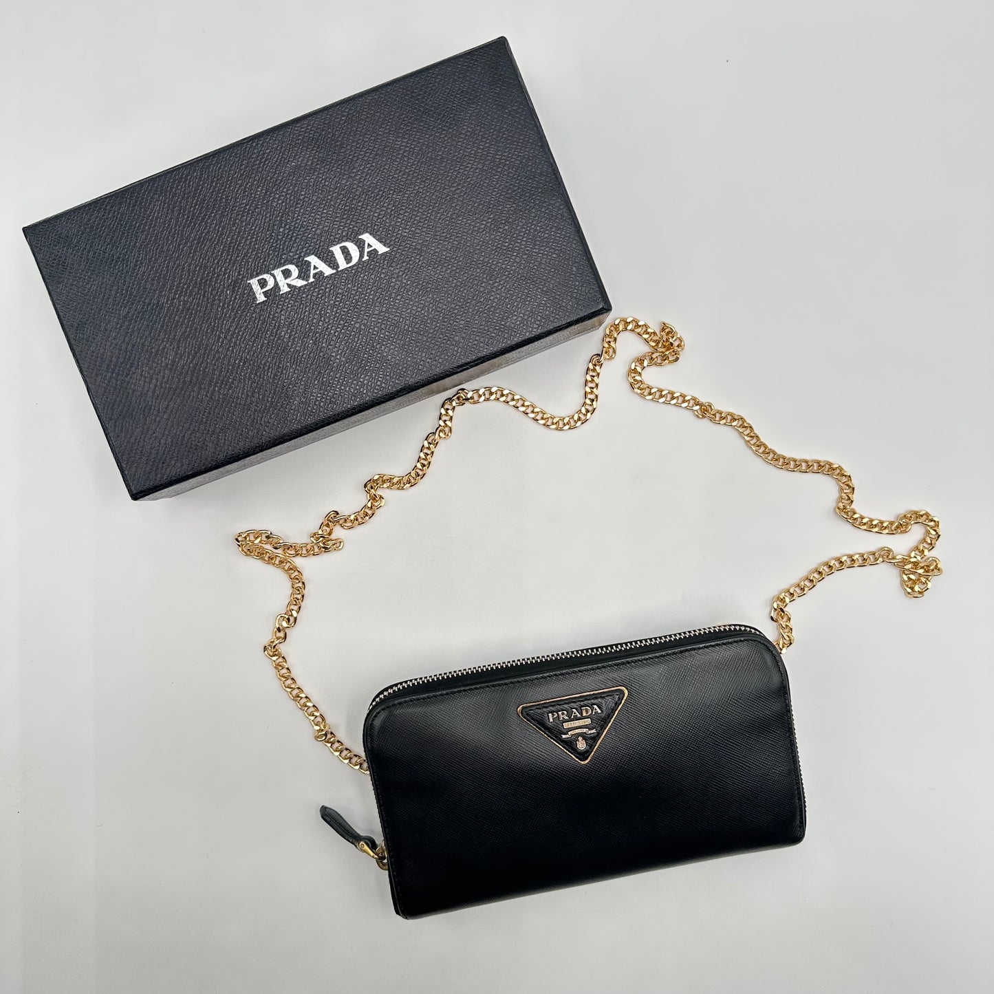 Authentic PRADA 𝑺𝒂𝒇𝒇𝒊𝒂𝒏𝒐 𝑻𝒓𝒊𝒂𝒏𝒈𝒍𝒆 𝒁𝒊𝒑 𝑨𝒓𝒐𝒖𝒏𝒅 𝑾𝒂𝒍𝒍𝒆𝒕 𝑩𝒍𝒂𝒄𝒌