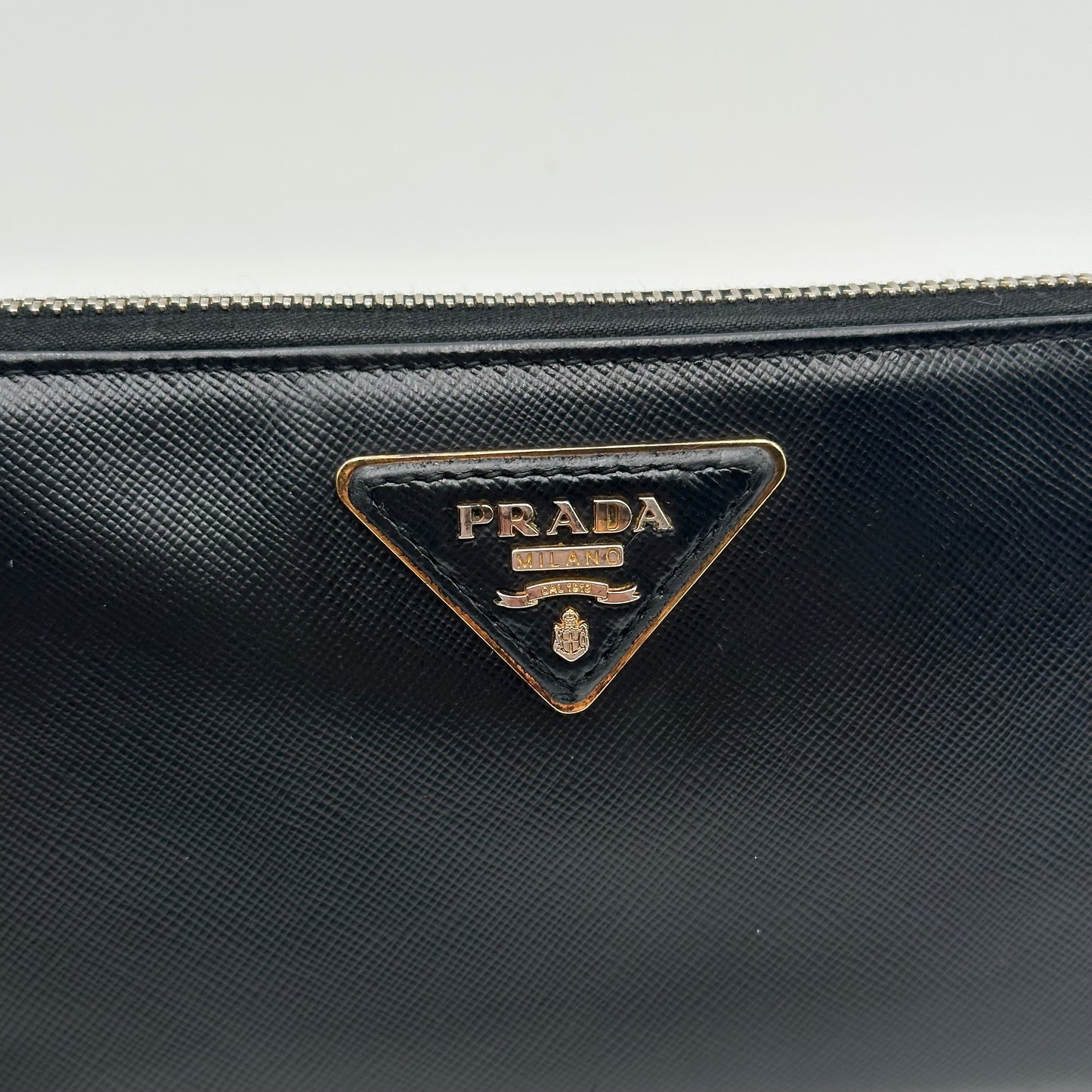 Authentic PRADA 𝑺𝒂𝒇𝒇𝒊𝒂𝒏𝒐 𝑻𝒓𝒊𝒂𝒏𝒈𝒍𝒆 𝒁𝒊𝒑 𝑨𝒓𝒐𝒖𝒏𝒅 𝑾𝒂𝒍𝒍𝒆𝒕 𝑩𝒍𝒂𝒄𝒌