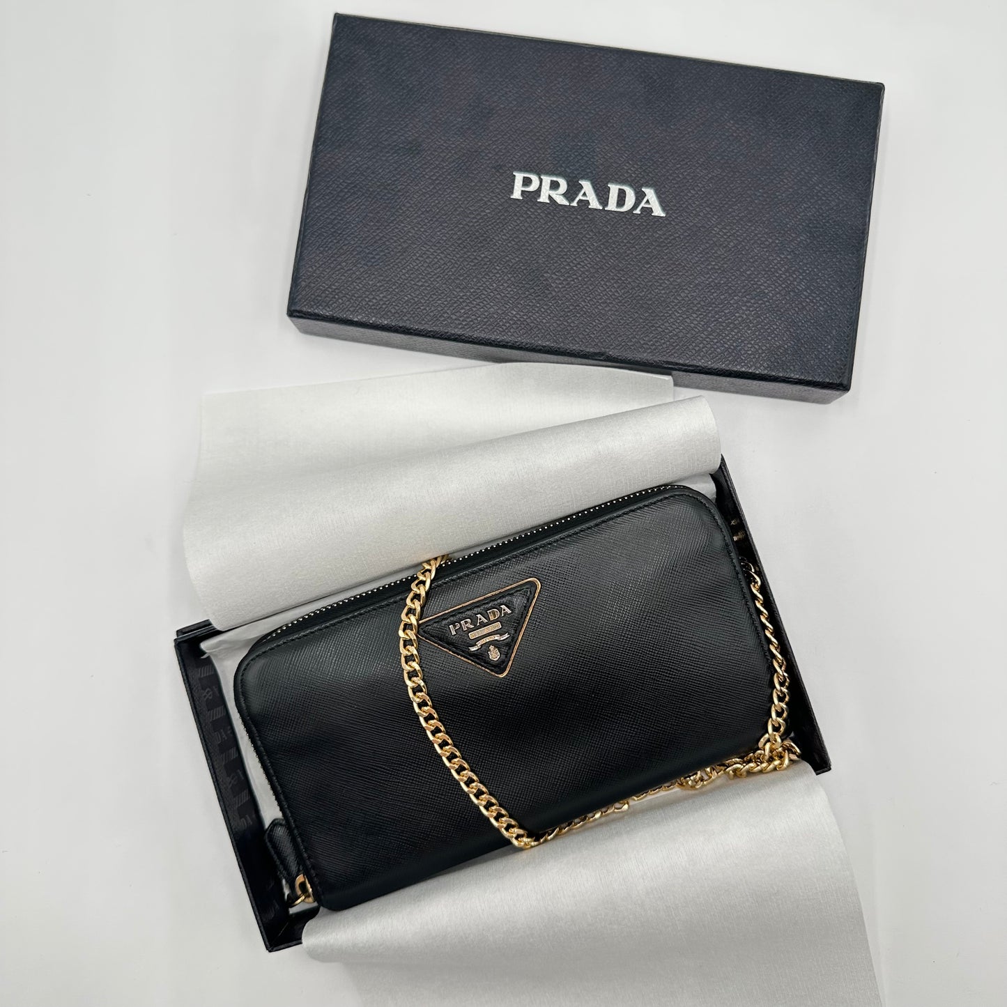 Authentic PRADA 𝑺𝒂𝒇𝒇𝒊𝒂𝒏𝒐 𝑻𝒓𝒊𝒂𝒏𝒈𝒍𝒆 𝒁𝒊𝒑 𝑨𝒓𝒐𝒖𝒏𝒅 𝑾𝒂𝒍𝒍𝒆𝒕 𝑩𝒍𝒂𝒄𝒌