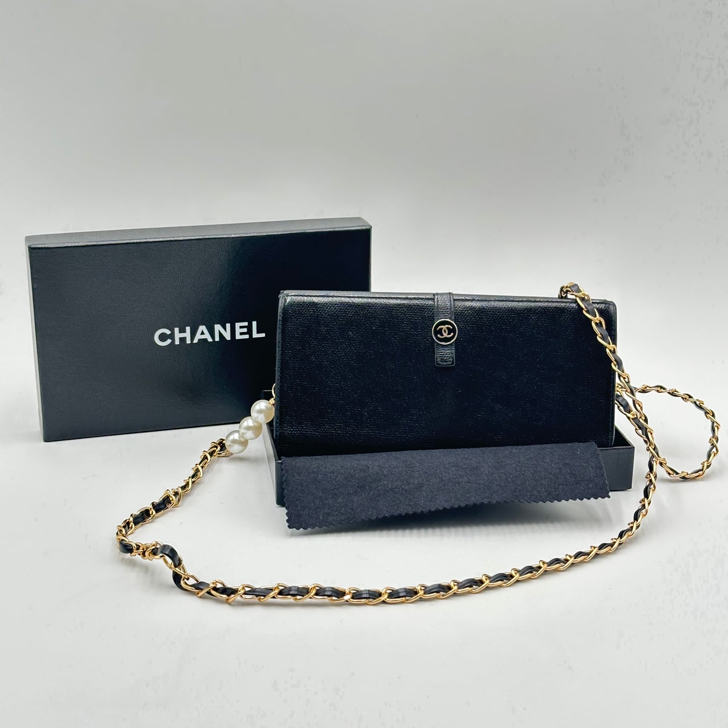 Authentic CHANEL 𝑩𝒍𝒂𝒄𝒌 𝑪𝑪 𝑩𝒖𝒕𝒕𝒐𝒏 𝑪𝒂𝒍𝒇𝒔𝒌𝒊𝒏 𝑳𝒐𝒏𝒈 𝑾𝒂𝒍𝒍𝒆𝒕 𝑪𝒓𝒐𝒔𝒔𝒃𝒐𝒅𝒚