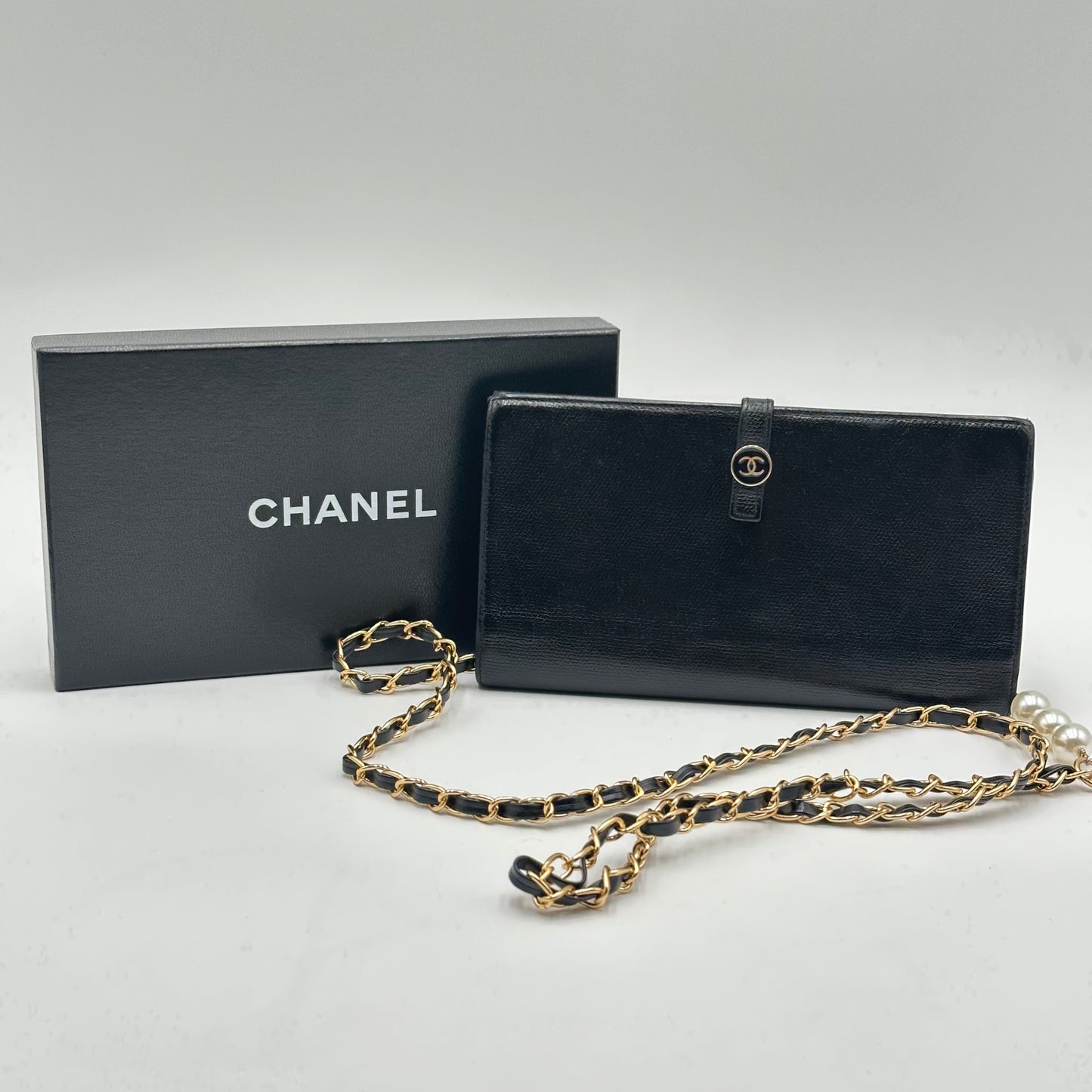 Authentic CHANEL 𝑩𝒍𝒂𝒄𝒌 𝑪𝑪 𝑩𝒖𝒕𝒕𝒐𝒏 𝑪𝒂𝒍𝒇𝒔𝒌𝒊𝒏 𝑳𝒐𝒏𝒈 𝑾𝒂𝒍𝒍𝒆𝒕 𝑪𝒓𝒐𝒔𝒔𝒃𝒐𝒅𝒚