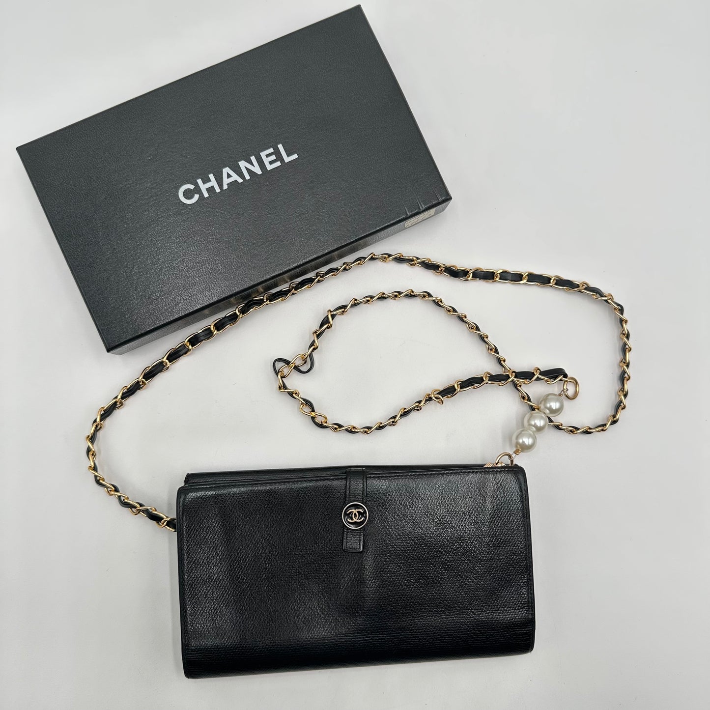 Authentic CHANEL 𝑩𝒍𝒂𝒄𝒌 𝑪𝑪 𝑩𝒖𝒕𝒕𝒐𝒏 𝑪𝒂𝒍𝒇𝒔𝒌𝒊𝒏 𝑳𝒐𝒏𝒈 𝑾𝒂𝒍𝒍𝒆𝒕 𝑪𝒓𝒐𝒔𝒔𝒃𝒐𝒅𝒚