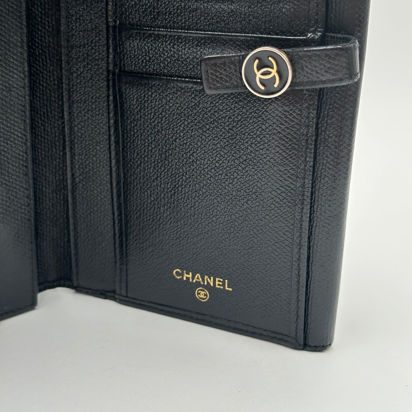 Authentic CHANEL 𝑩𝒍𝒂𝒄𝒌 𝑪𝑪 𝑩𝒖𝒕𝒕𝒐𝒏 𝑪𝒂𝒍𝒇𝒔𝒌𝒊𝒏 𝑳𝒐𝒏𝒈 𝑾𝒂𝒍𝒍𝒆𝒕 𝑪𝒓𝒐𝒔𝒔𝒃𝒐𝒅𝒚